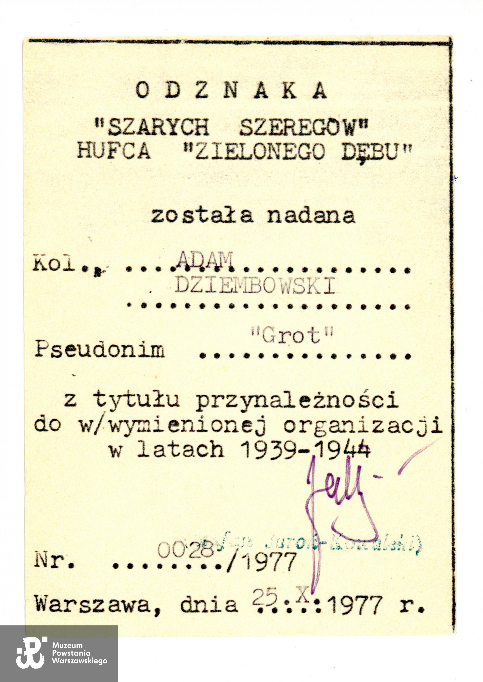 Legitymacja Odznaki Szarych Szeregów Hufca "Zielony Dąb" wystawiona na nazwisko Adam Dziembowski, z dn. 25.10.1977. Ze zbiorów Muzeum Powstania Warszawskiego, sygn. P/8185