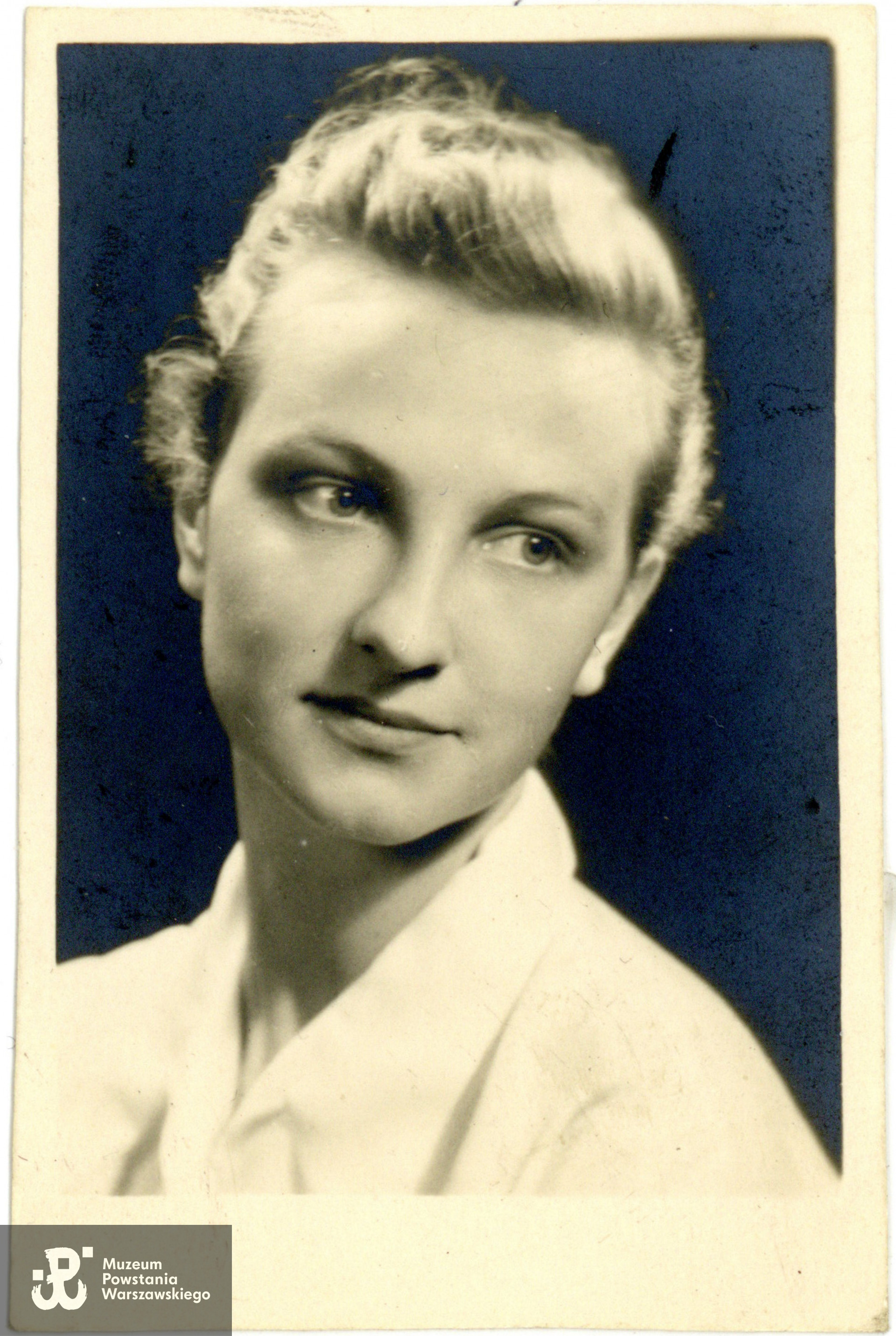 sanit. Maria Rodys ps. Halina. Fotografia pochodzi ze spuścizny po Feliksie Tomaszewskiej-Moskwa ps. Elipsa, archiwum rodzinne, udostępnili p. Jacek Krzysztof Moskwa i p. Stanisława Piotr Moskwa. Skany wykonano w Muzeum Powstania Warszawskiego, 03/2024