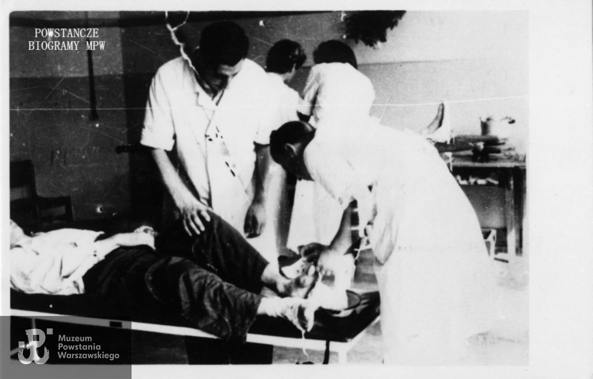 Szpital polowy nr 104 przy ul. Czarnieckiego 49 - dr Szulc i dr Ludwik Garmada przy pracy.  Fot. z archiwum rodzinnego Wandy Staniszewskiej z d. Ciamulskiej ps. "Janka"