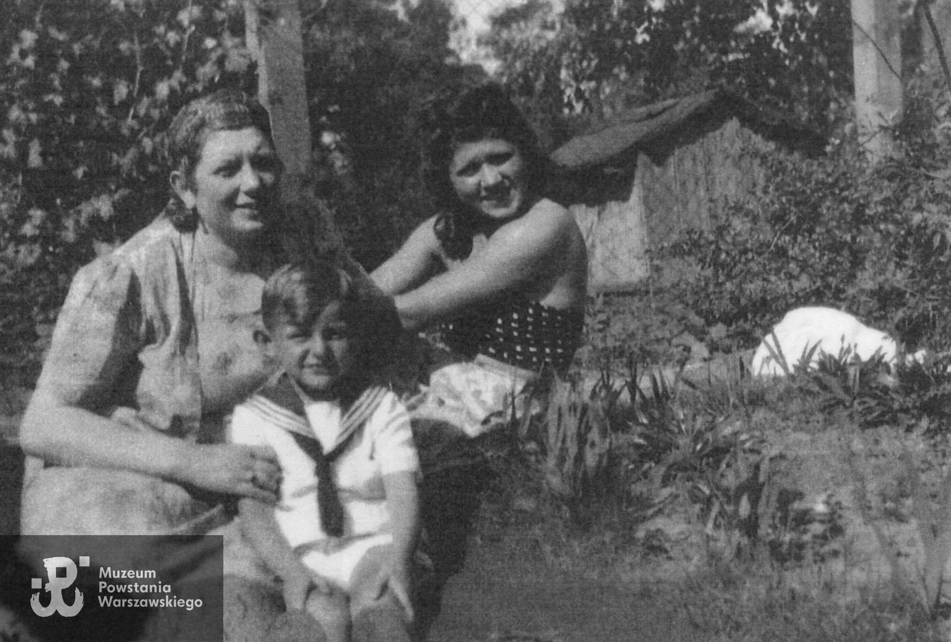 Bydgoszcz, 1946 rok. Urszula Tauer (z prawej) i jej ciotka Wanda Gawlak. Fot. ze zbiorów rodzinnych, skan z kserokopii udostępnionej przez p. Marzenę Tauer-Konecką