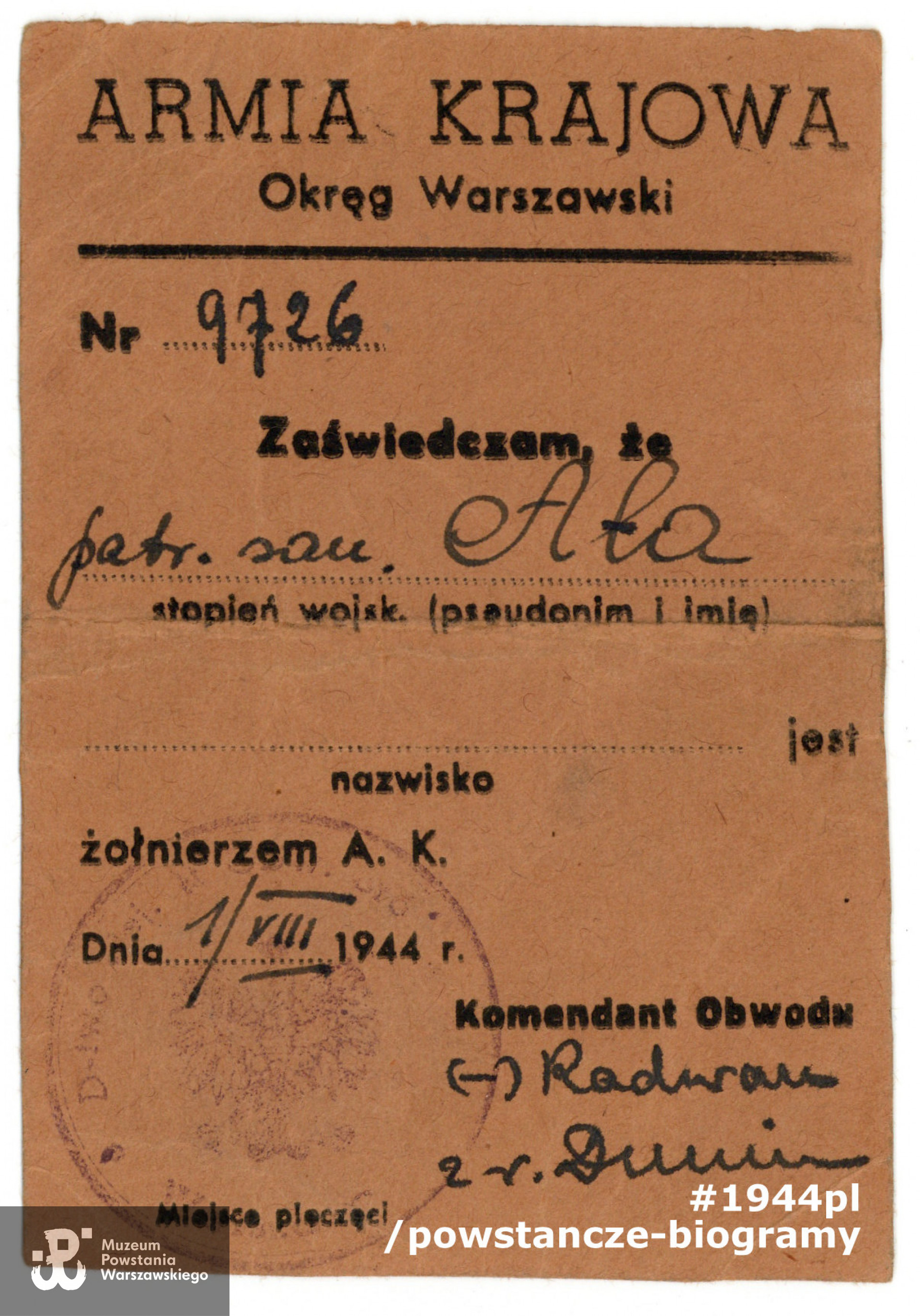 Legitymacja AK nr 9726,  wystawiona na nazwisko strz. Danuty Kozłowskiej "Ata", sanitariuszki w patrolu sanitarnym w 535. plutonie "Słowaków" w dn. 1.08.1944. Ze zbiorów Muzeum Powstania Warszawskiego, sygn. MPW-A-3660 (P/3868).