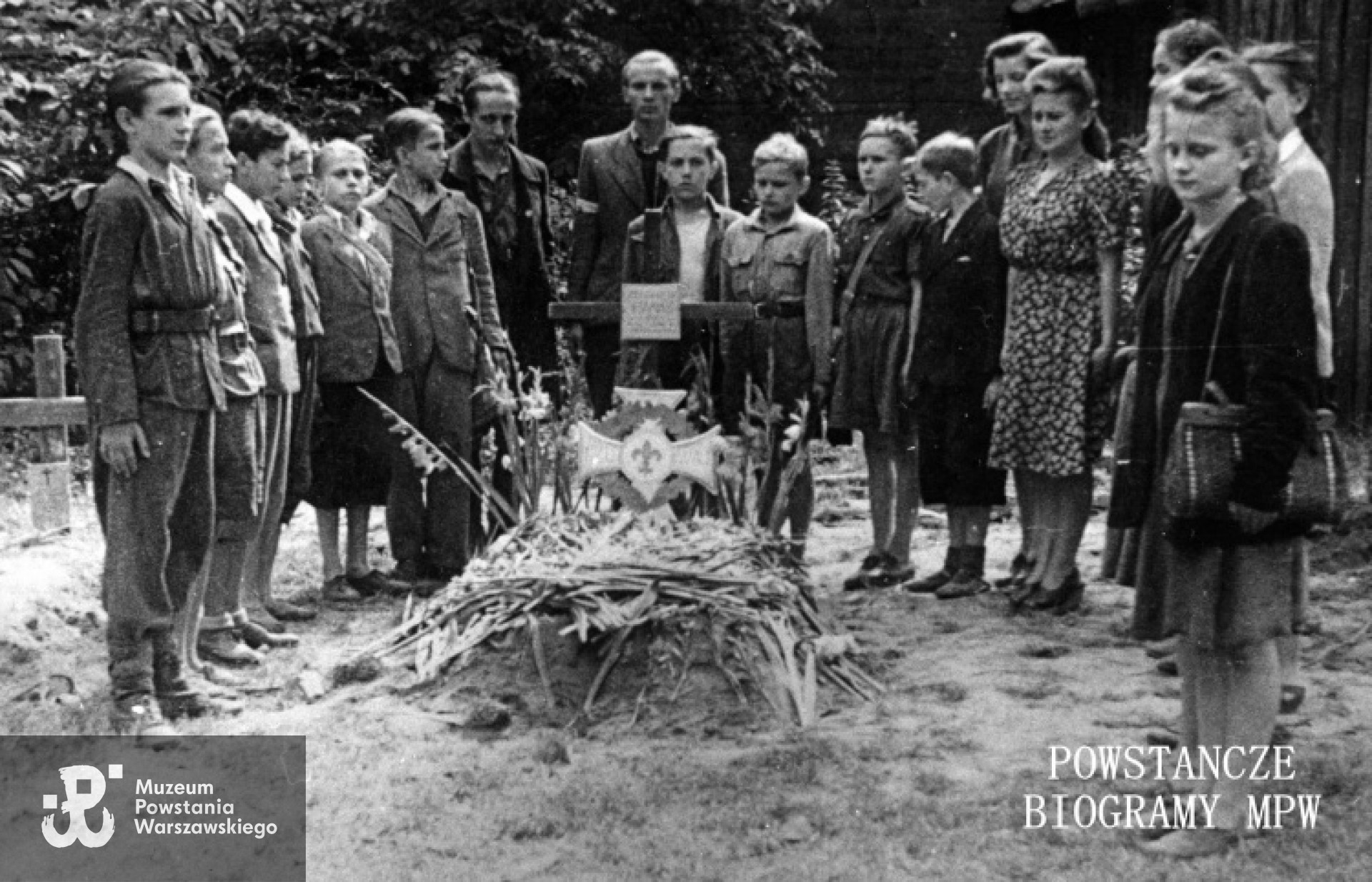 Ogrody przy ul. Okólnik.  Drużyna Zawiszaków z harcerskiej Poczty Polowej przy grobie piętnastoletniego Zbigniewa Banasia ps. "Banan" poległego 17 sierpnia 1944 r. Fot. ze zbiorów Muzeum Powstania Warszawskiego, sygn. MPW-IK/1651