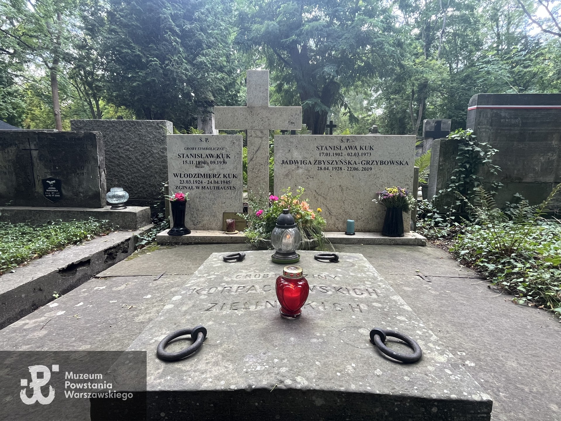 Cmentarz Powązkowski w Warszawie (Stare Powązki), kwatera  41, rząd 1, gr. 25-26.  Grób po renowacji. Stan w dn. 20.07.2026, fot. Muzeum Powstania Warszawskiego/Baza Grobów