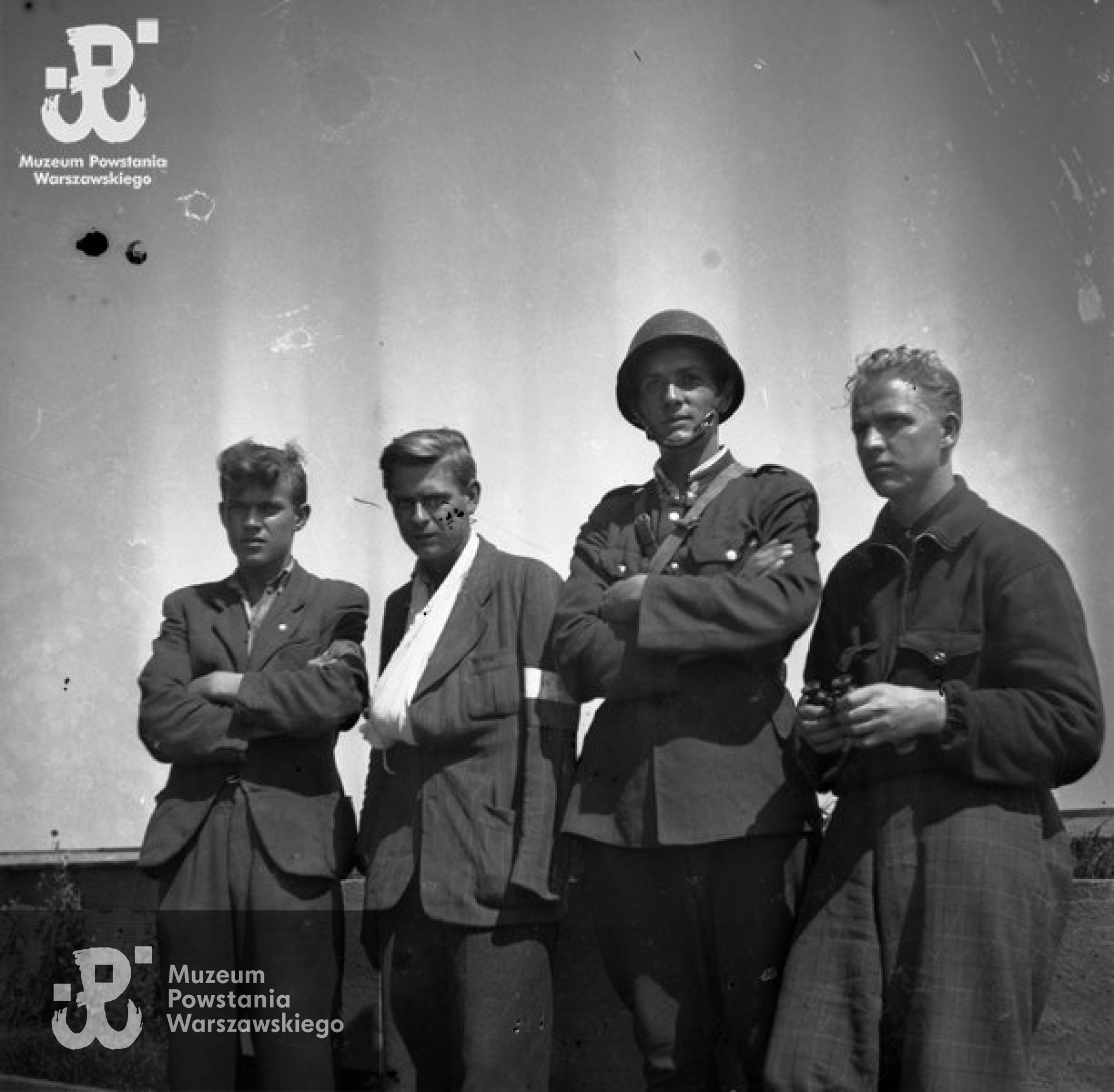 Fotografia z Powstania Warszawskiego. Żoliborz. Grupa powstańców ze Zgrupowania "Żniwiarz" na dachu domu przy ulicy Mickiewicza 34. Pierwszy z lewej kpr.pchor. Jan Rocki "Bratek". Autorem zdjęcia jest Stefan Lewandowski. Ze zbiorów Muzeum Powstania Warszawskiego, sygn. <a href=" http://www.1944.pl/galerie/fototeka/foto/3129/?szukaj=rocki"> MPW-IN/4288</a>