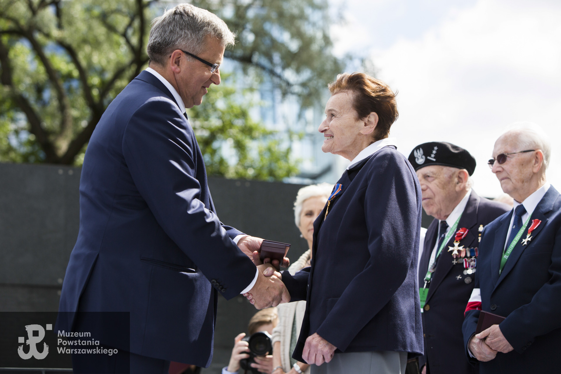Maria Milbrandt z d. Bryner podczas uroczystości odebrania z rąk Prezydenta RP Krzyża Orderu Krzyża Niepodległości. Fotografie wykonane na potrzeby oficjalnego serwisu  Prezydenta Rzeczypospolitej Polskiej, kopia ze zbiorów rodzinnych. 