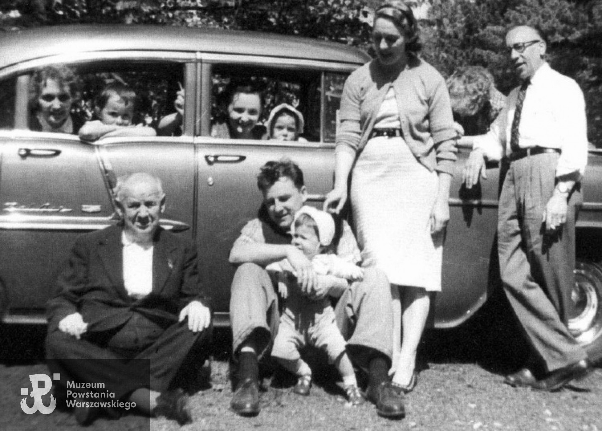 W oknie samochodu od lewej: Zofia z Krawczyńskich Kamler, Dorota Szymańska, Hanna z Kamlerów Szymańska i Anna Szymańska. Siedzą od lewej: płk. Stanisław Klepacz i Janusz Klepacz z córką Krystyna. Stoją od lewej: Helena z Kilarskich Klepacz i Mieczysław Krawczyk - Kanada, Rawdon, Quebec - 1955