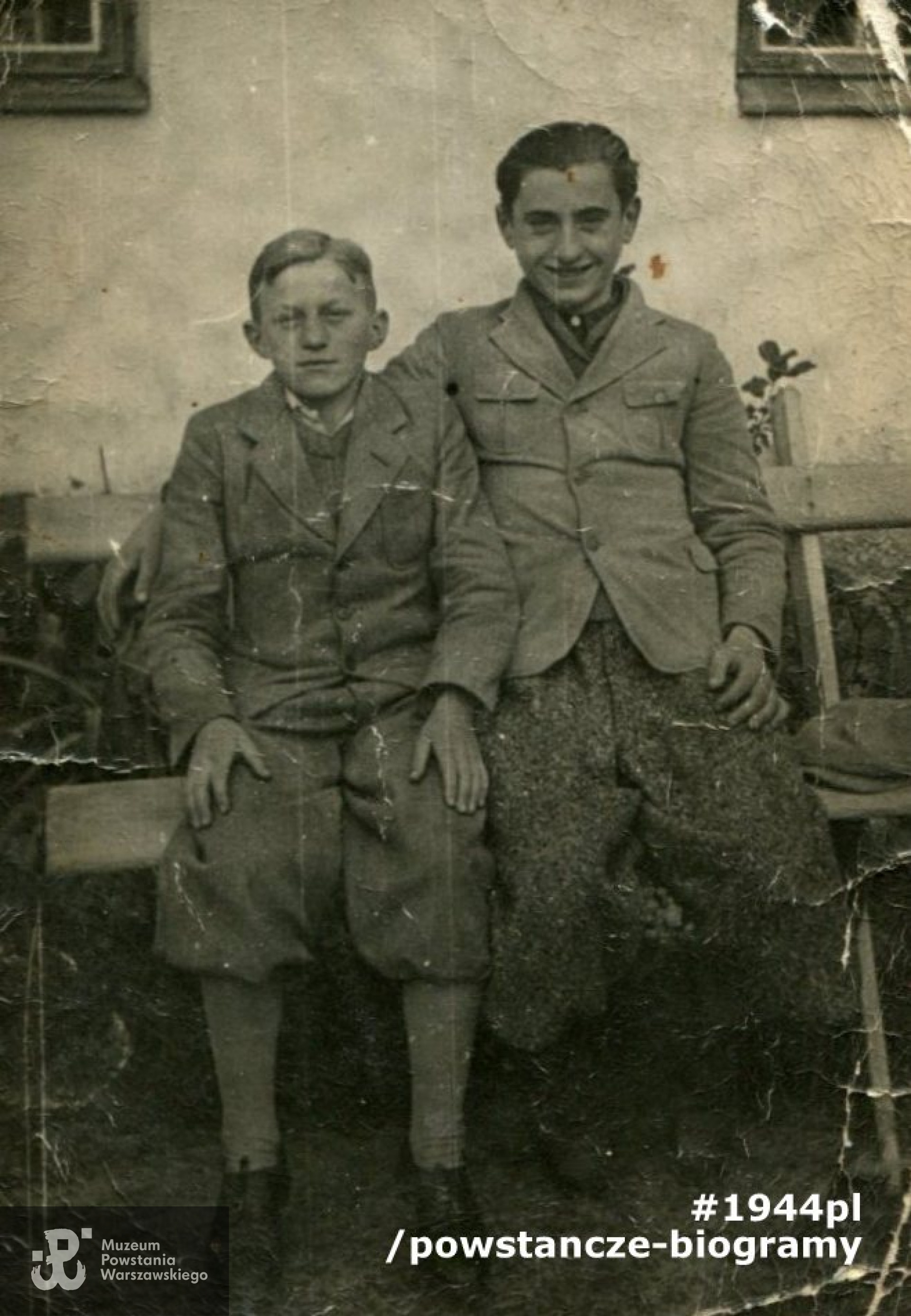 Mieczysław Guzowski (z prawe), na zdjęciu z przyrodnim młodszym bratem Władysławem ps. Smukły. Fot. ze zbiorów Muzeum Powstania Warszawskiego, sygn. P/8173/14, dar p. Lecha T. Jabłońskiego.