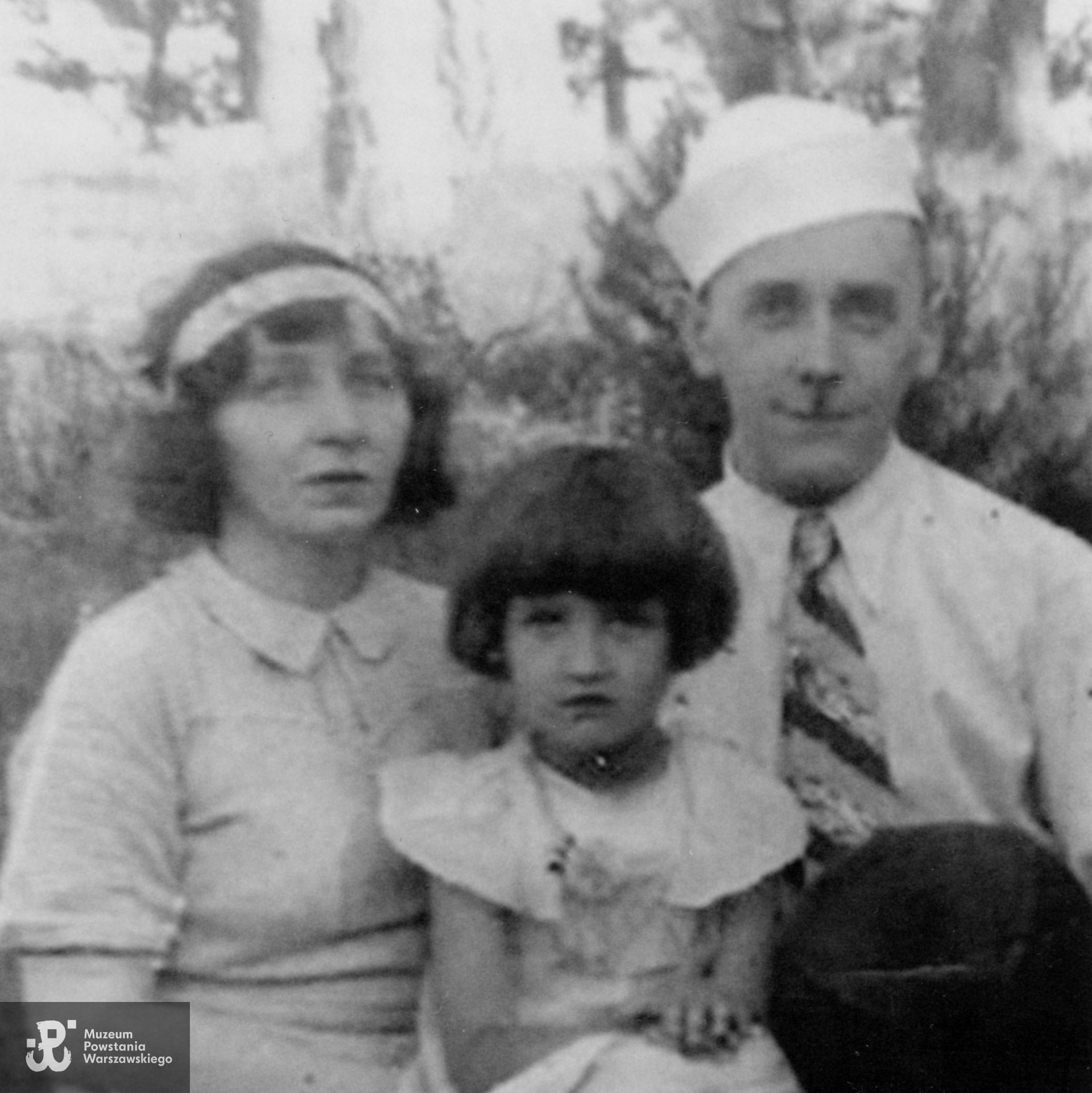 Helena i Tadeusz Brajczewscy z bratanicą Ewą Cabajewską. Fragment szerszego ujęcia. Fot. z archiwum rodzinnego p. Ewy Pośnik, obecnie przekazana do zbiorów Muzeum Powstania Warszawskiego. 