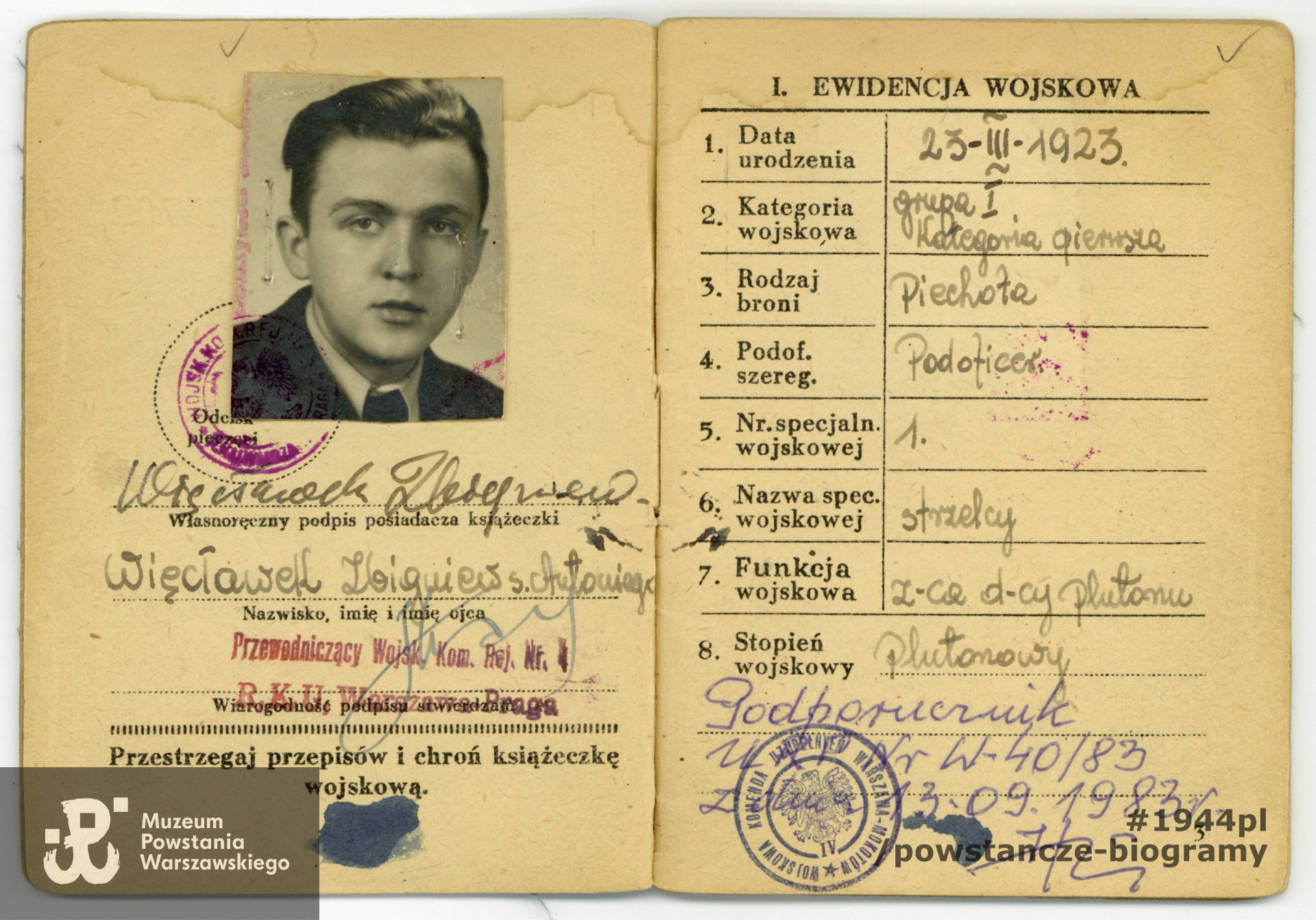 Książeczka wojskowa (ze zdjęciem) wystawiona na nazwisko Zbigniew Więcławek, z dn. 07.04.1949 r. Ze zbiorów Muzeum Powstania Warszawskiego, sygn. P/8639, dar p. Hanny Więcławek-Wassermann i p. Bożenny Więcławek - Szyszko, córek Zbigniewa Więcławka.