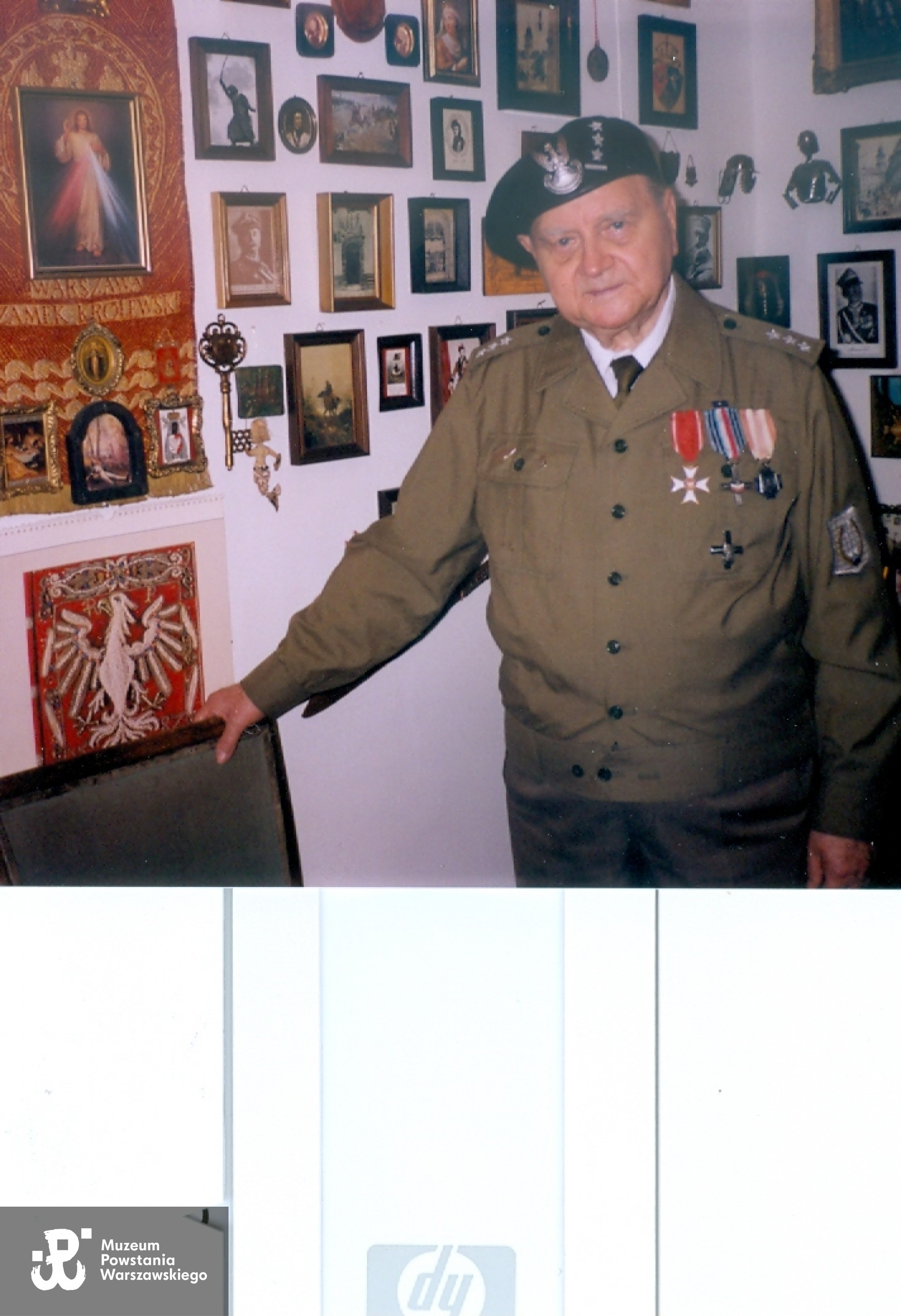 Jan Pawłowski w swoim pokoju na tle kolekcji bliskich sercu pamiątek. Lata 90-te.