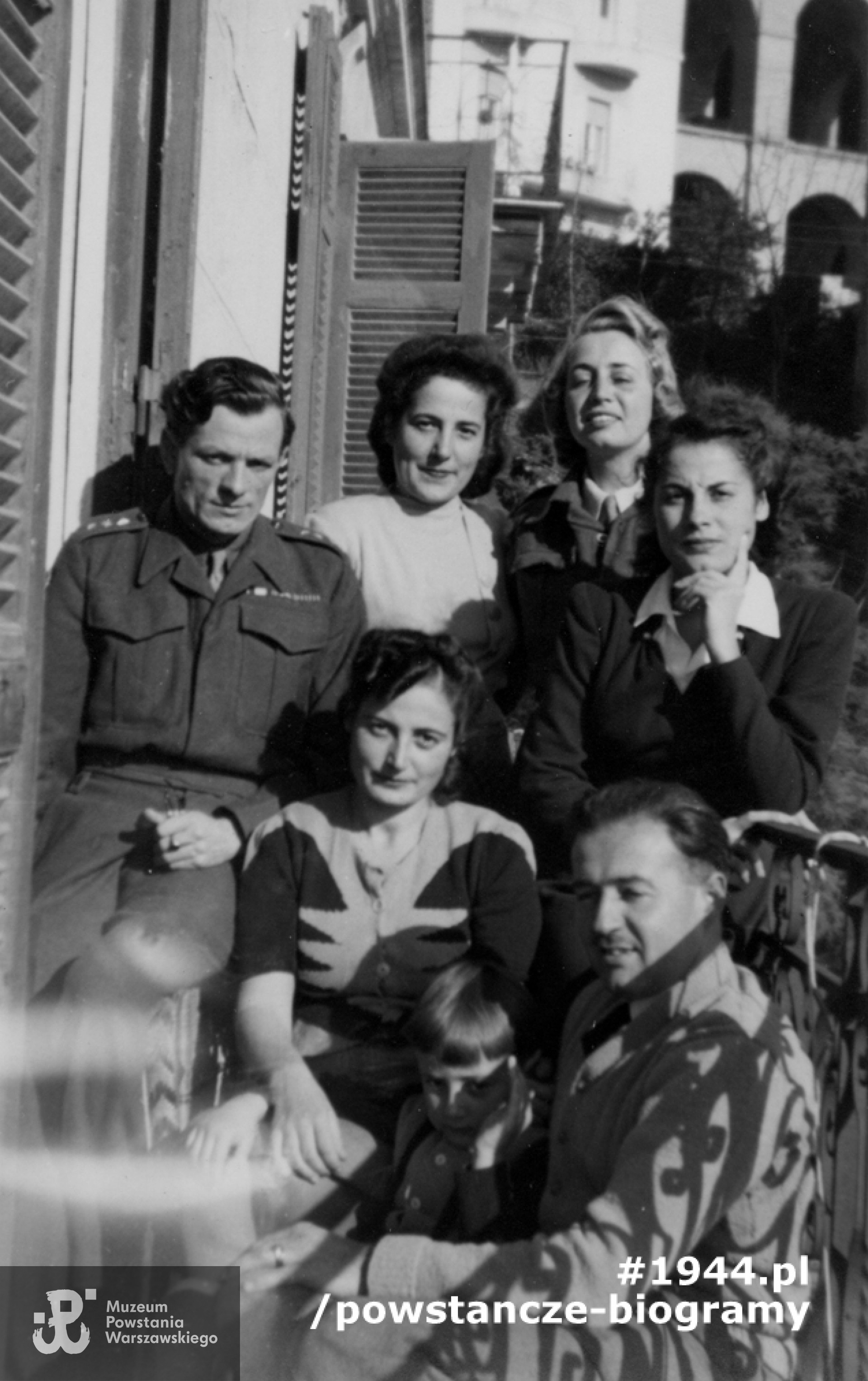 Neapol, grudzień 1945 roku.  Jolanta widoczna druga od prawej, w górnym rzędzie. Fot. udostępnił p. Bogdan Filipowicz