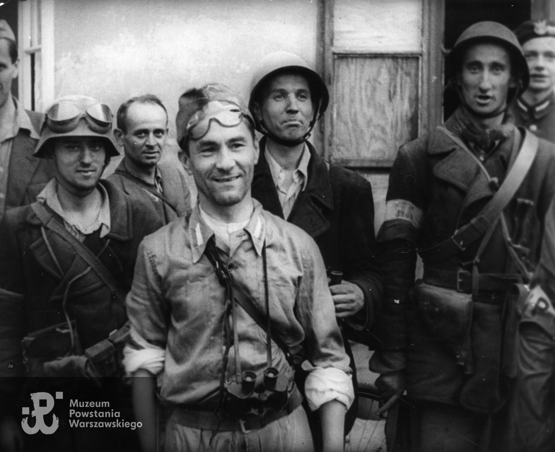  Zdjęcie filmowe (kroniki powstańcze) z okresu Powstania Warszawskiego wykonane po zakończeniu walk o Komendę Policji i kościół św.Krzyża przy Krakowskim Przedmieściu. W środku ppłk Bernard Romanowski "Wola" (z podwiniętymi rękawami). Fot. ze zbiorów Muzeum Powstania Warszawskiego, sygn. MPW-IK/2709, zbiór Stanisława Kopfa