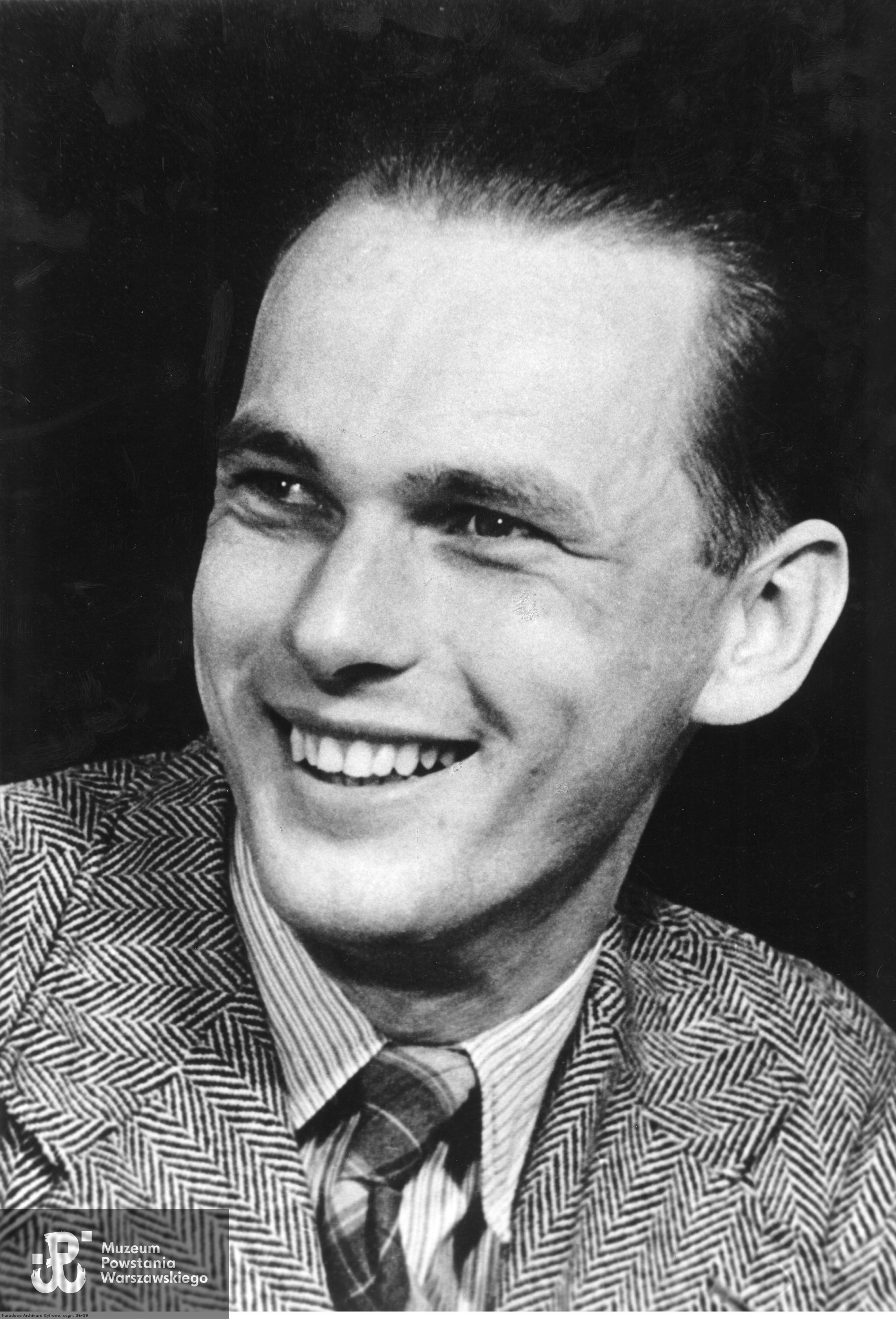 ppor. Tadeusz Podgórski "Jantar" (1919-1985). Fotografia portretowa ze zbiorów Narodowego Archiwum Cyfrowego - <i>www.audiovis.nac.gov.pl</i> - zespół: Rozgłośnia Polska Radia Wolna Europa