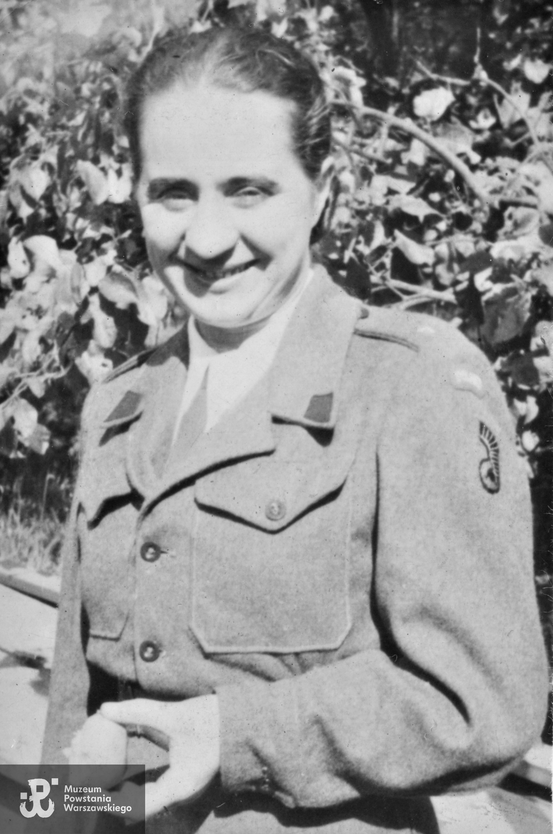 „Kochanej Misieńce na pamiątkę naszych chwil. Irma." 1946.  Pamiątkowa fotografia ofiarowana  Marii Zapart - Dembek przez Irenę Fajge ps. Irma. Fot. z archiwum rodzinnego p. Marii Elżbiety Dembek z d. Zapart, udostępnił syn, p. Roman Dembek