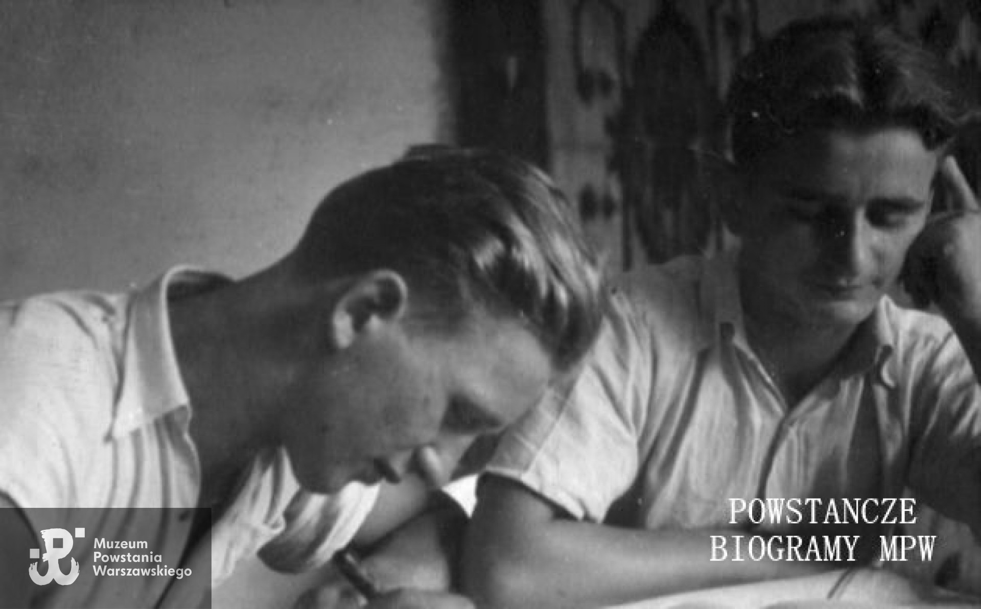 Bracia Tadeusz i Kazimierz Milewscy, żołnierze batalionu "Zośka". Tadeusz poległ 5 sierpnia 1944 r. w późnych godzinach wieczornych, Kazimierz zmarł w wyniku odniesionych ran  22.08.1944 r. w Szpitalu Jana Bożego na Starym Mieście. Fot. udostępnił Jan Wawszczyk, źr. <i>wiadomosci24.pl</i>