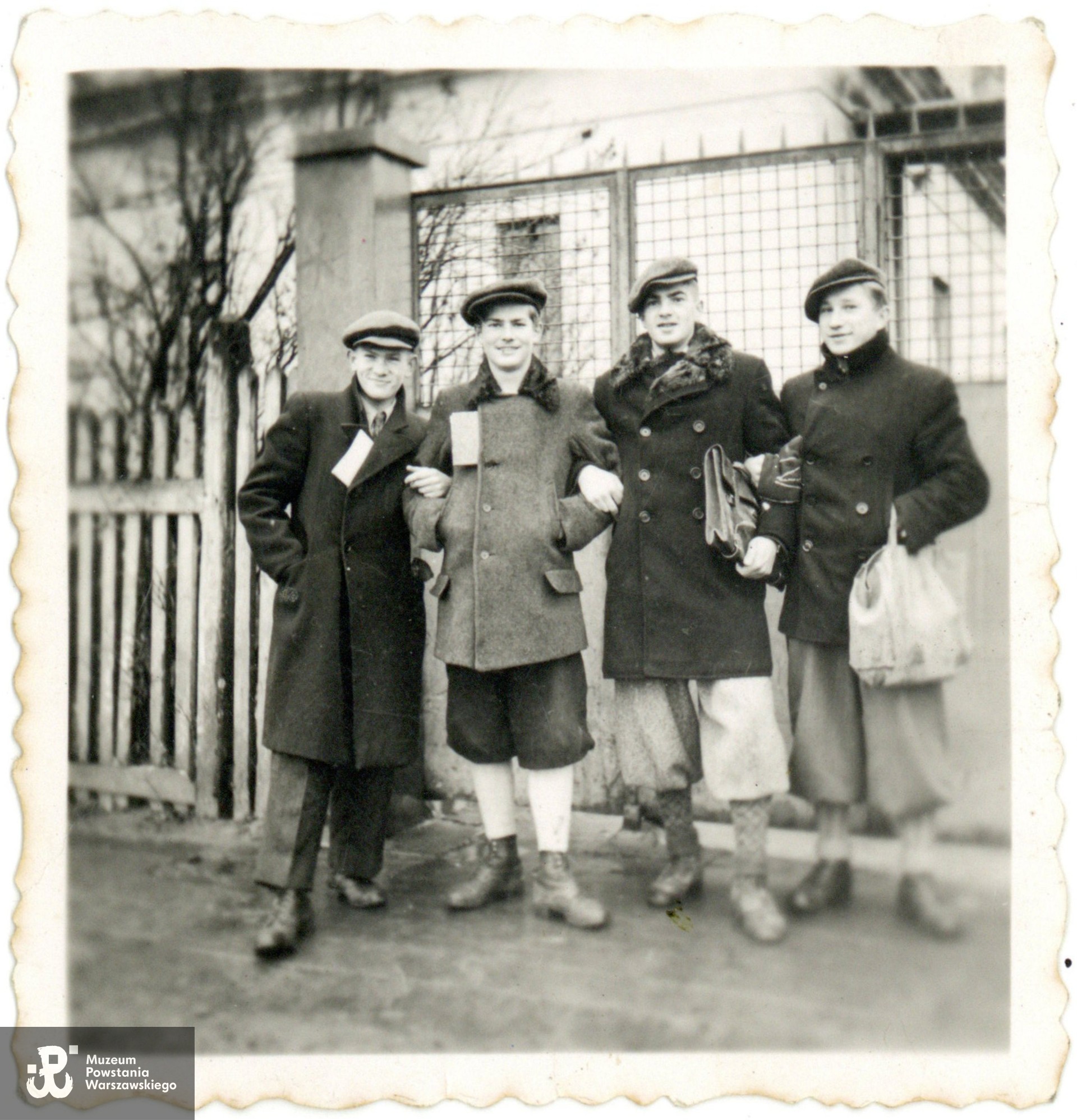 Chłopcy z Ołtarzewa, od lewej: Czesław Chruściński "Sęp",  Zbigniew Złotnicki "Ketling", Jan Stefaniak "Kur" i Lech Sedlaczek  "Hak".  Fot. ze zbiorów rodzinnych p. Aliny Wenzel z domu Kochańskiej, udostępniła p. Ewa Kamińska, córka Aliny Wenzel. Skan wykonano w Muzeum Powstania Warszawskiego, 04/2025