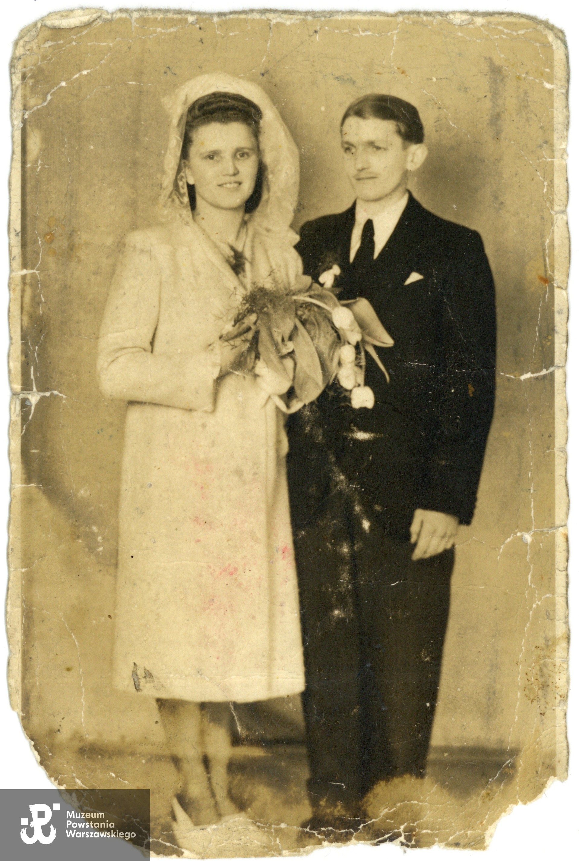 Fotografia ślubna z wiosny 1944 roku przedstawiająca Stanisława Szydłowskiego z żoną Zofią Szydłowską z domu Korczak. Kwiecień lub czerwiec 1944 r. Ze zbiorów rodzinnych p. Lucjana Szydłowskiego, syna Powstańca oraz p. Magdaleny Szydłowskiej, wnuczki.