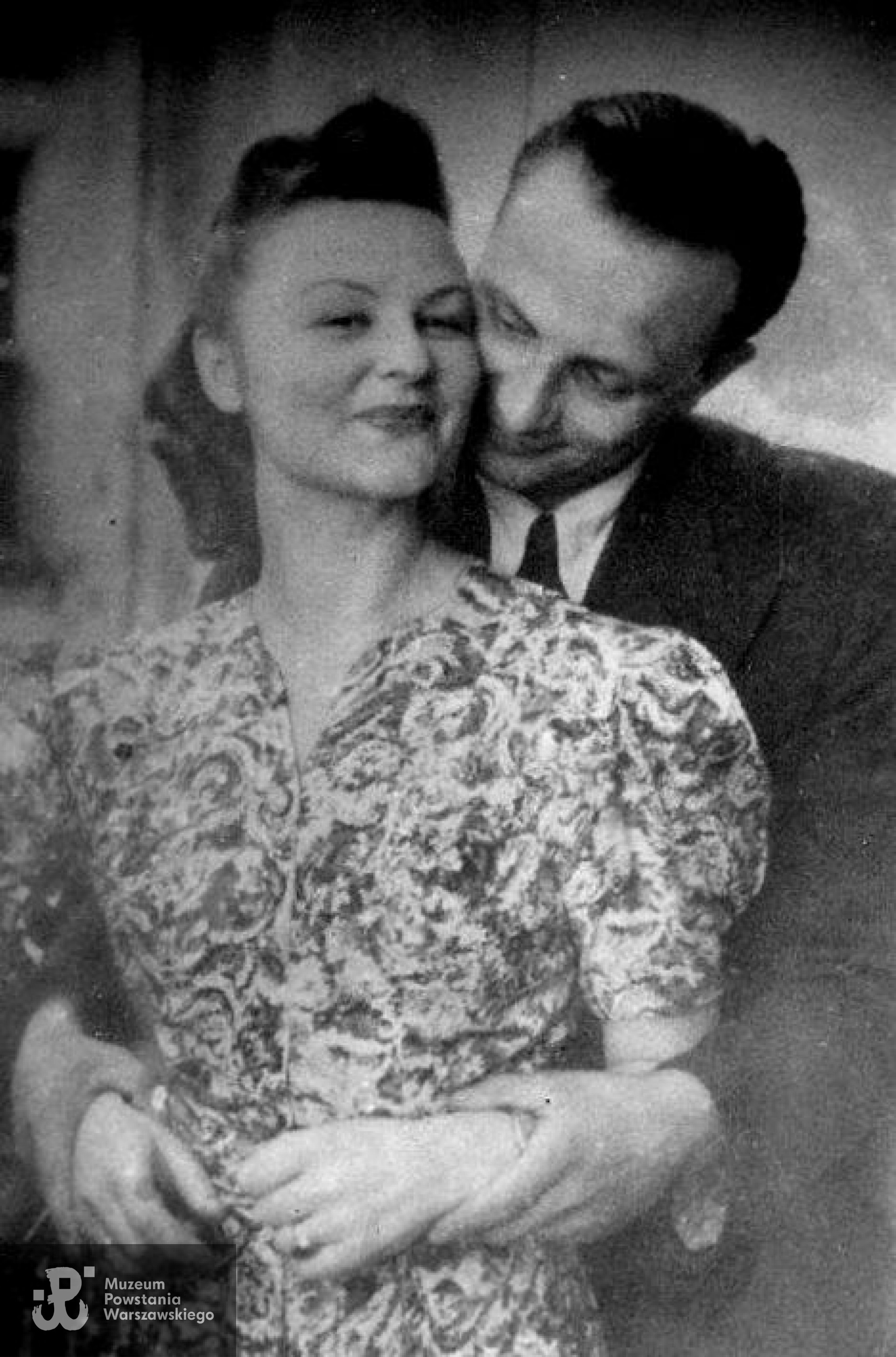 Matka chłopców,  Janina Rymszewiczowa i Wiktor Rymszewicz, lato 1943 r. Fot. Bohdan Hryniewicz, archiwum rodzinne.