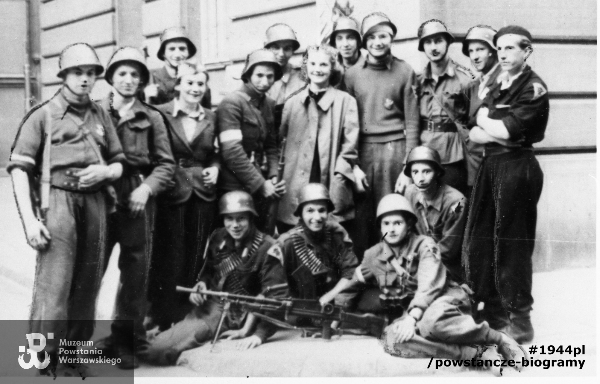 Fotografia z Powstania Warszawskiego. Powiśle. Powstańcy z plutonu "Rafałków" Zgrupowania "Konrad" pod gmachem ZNP przy ul. Smulikowskiego 6/8. Kpr. pchor. Józef Trzeciński "Nałęcz" stoi drugi od lewej.  Fot. ze zbiorów Muzeum Powstania Warszawskiego, sygn. MPW-IH/4859