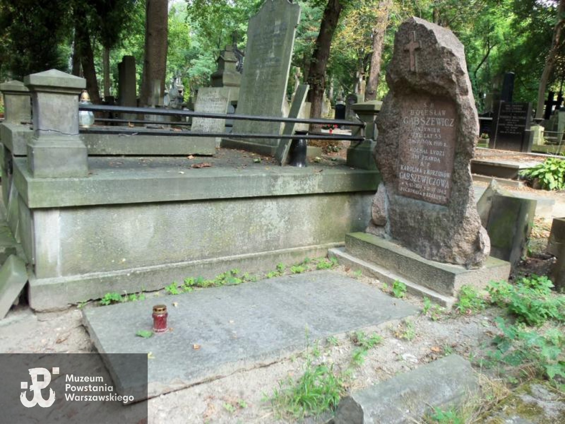 Fot. Warszawskie Zabytkowe Pomniki Nagrobne:  serwis mapowy m. st. Warszawy: <i>cmentarze.um.warszawa.pl</i>