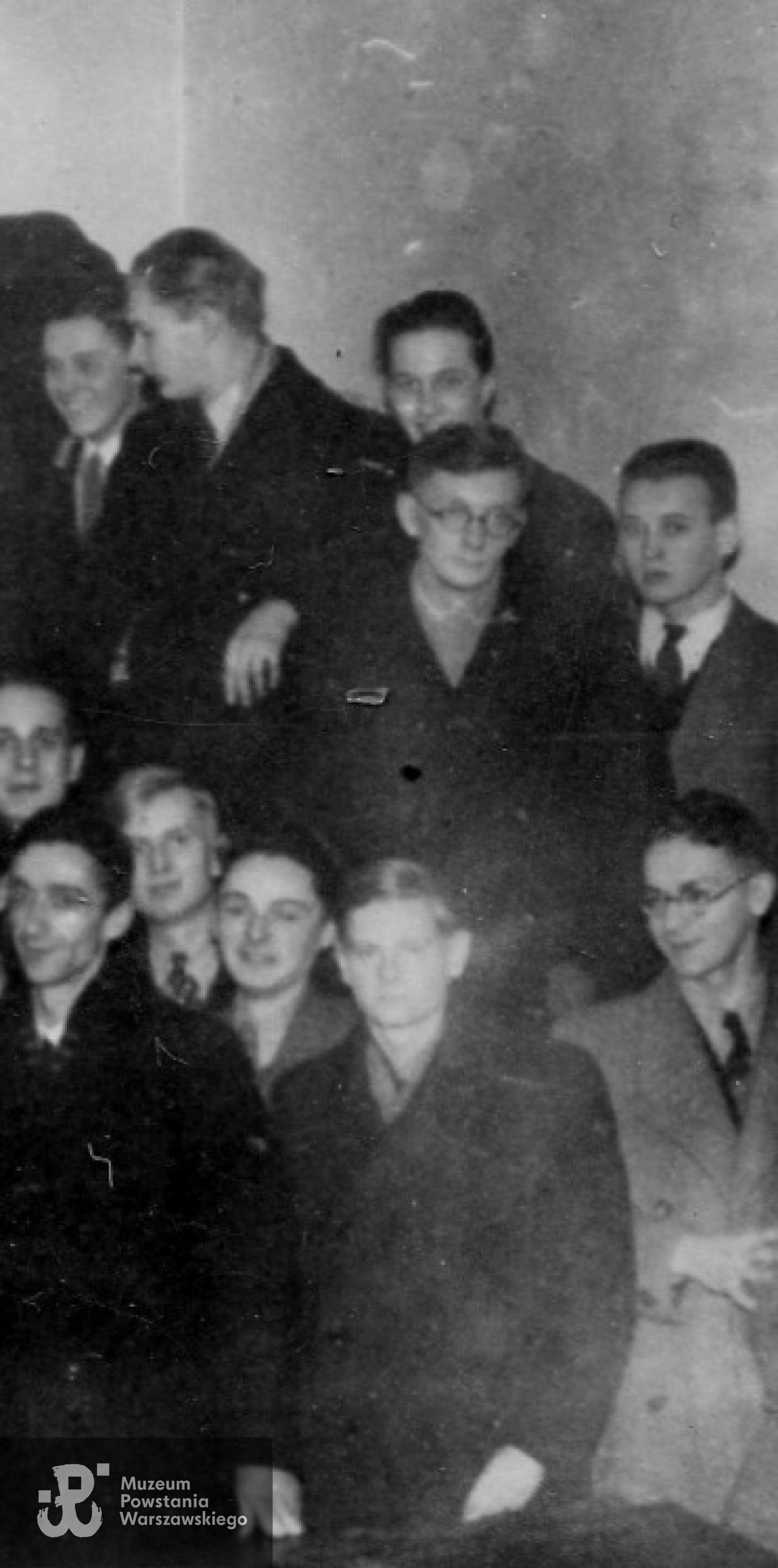 Ryszard Załęski - w górnym rzędzie, stoi drugi od prawej. Tajny wydział Politechniki Warszawskiej ukryty pod nazwą Szkoły Rysunku Technicznego. Na zdjęciu widoczni również: Stanisłąw Ciupalski ps.Chruślik, oparty na ramieniu Ryszarda Załęskiego, patrzący w bok - Jerzy Golnik ps.Tyka. Fot. ze zbiorów Marii Ciupalskiej