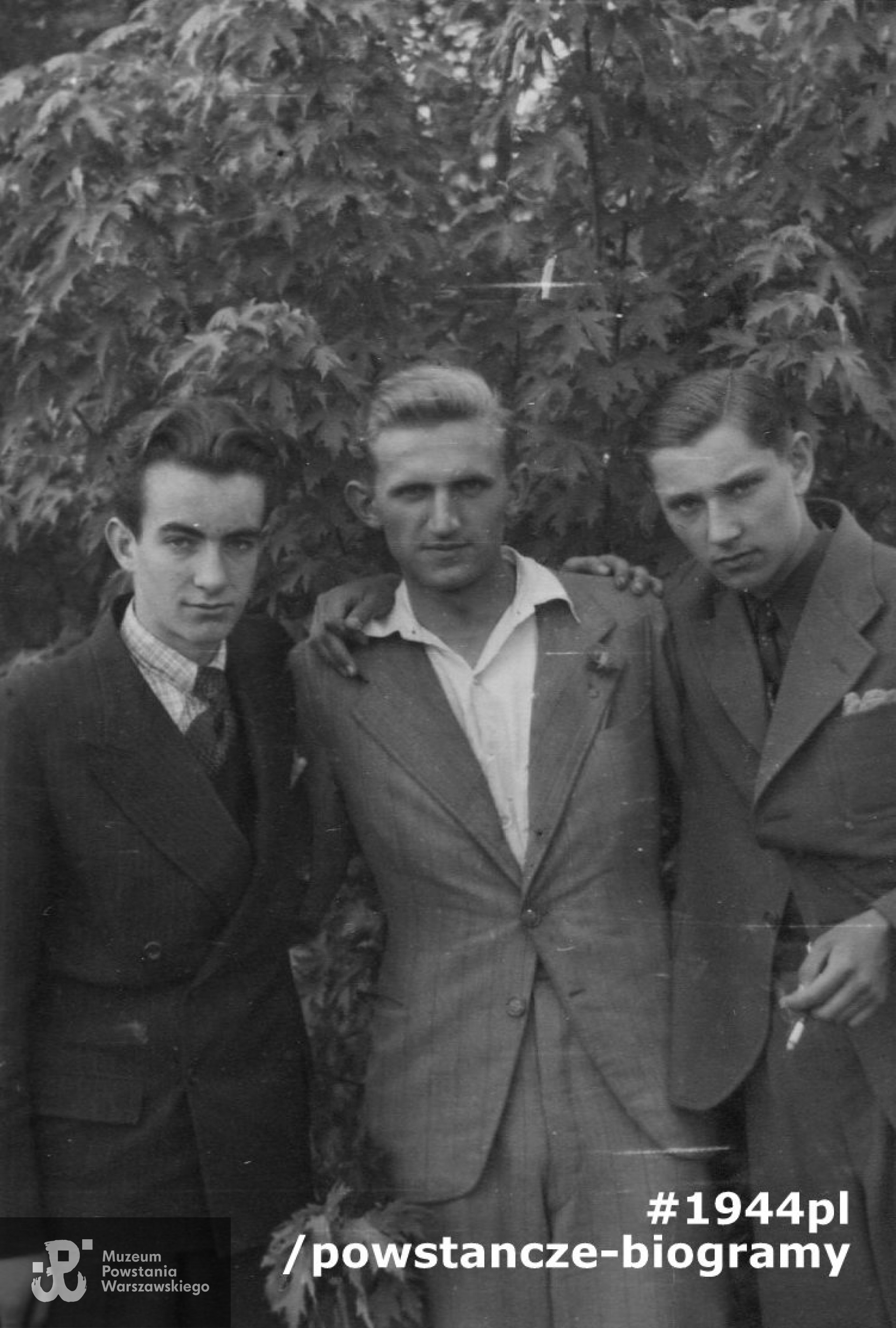 Zdjęcie wykonane na krótko przed Powstaniem Warszawskim. Dobiesław Szameit stoi pierwszy z lewej. Fot. ze zbiorów rodzinnych p. Janusza Webera