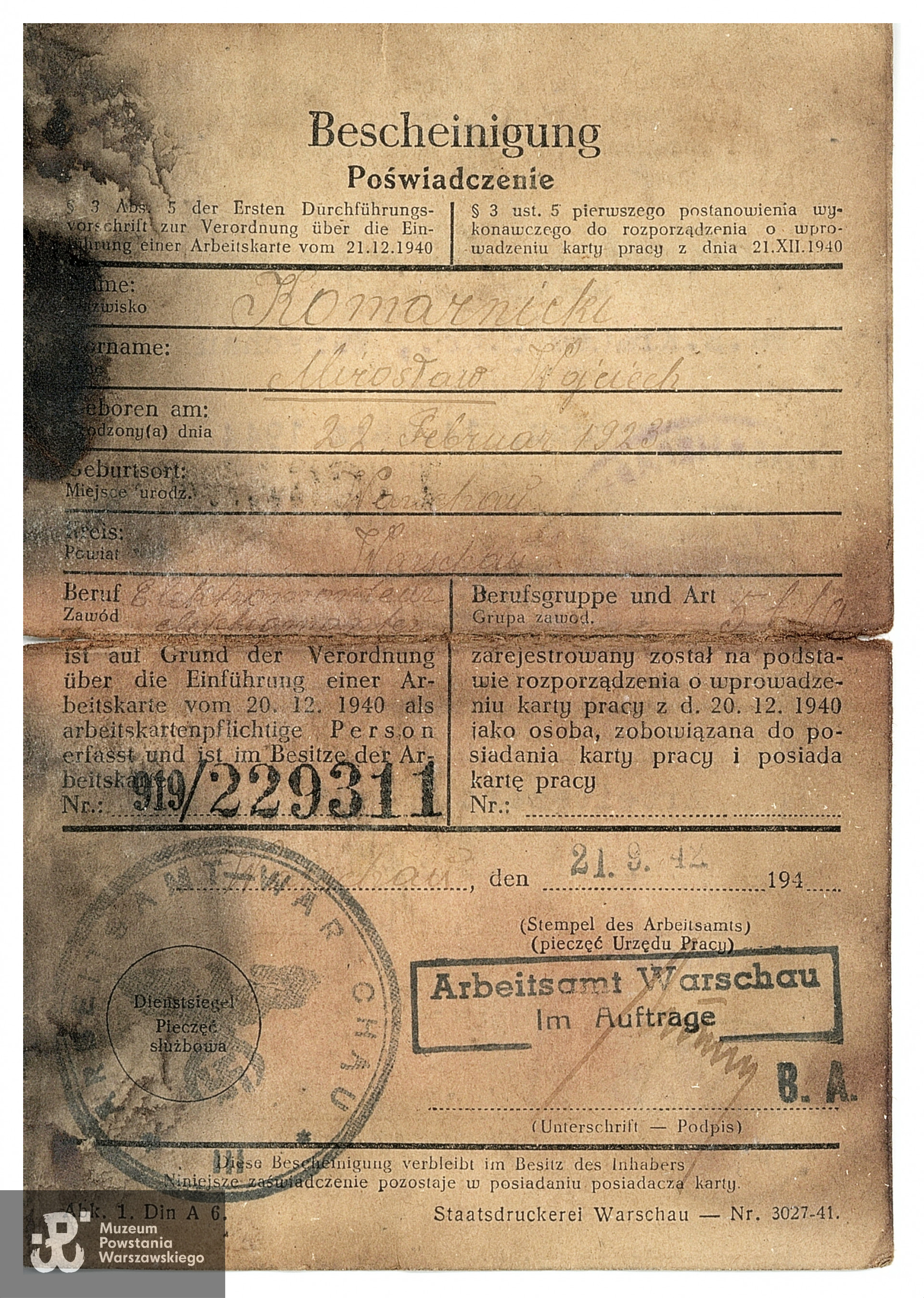 Zaświadczenie pracy (niem. Bescheinigung) wystawione na nazwisko Mirosław Wojciech Komarnicki. Dokument znaleziony przy poległym podczas powojennej ekshumacji. Ze zbiorów Muzeum Powstania Warszawskiego, sygn. MPW-A-10925 (P/8471/16)
