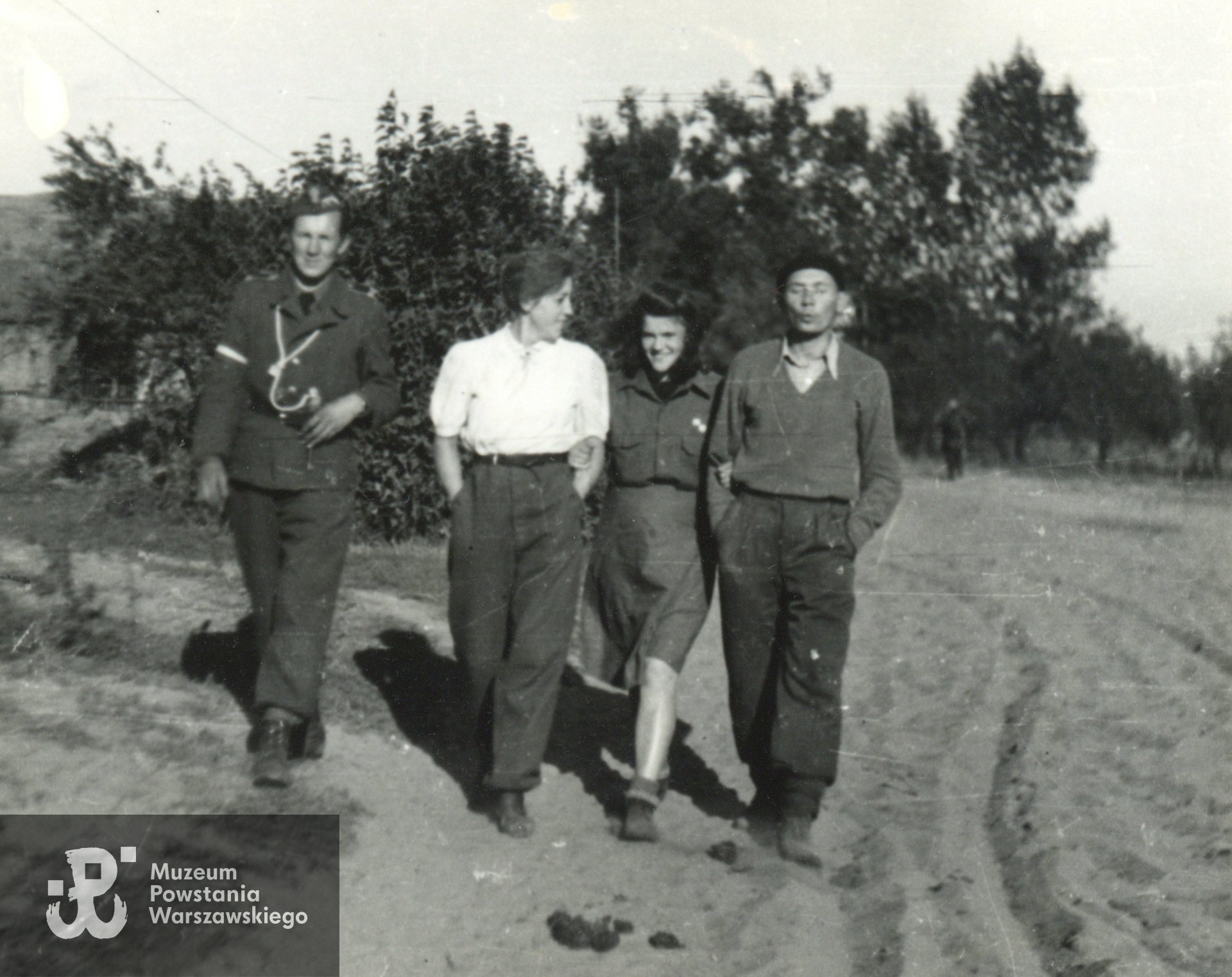 Wiersze 1944, Bogumiła Bareńska-Bukowska (w czasie Powstania Przeorska) na zdjęciu druga z prawej strony.  Fot. ze zbiorów rodzinnych, udostępniła Julia Kisielewska. Skan wykonano w  Muzeum Powstania Warszawskiego, 12/2024
