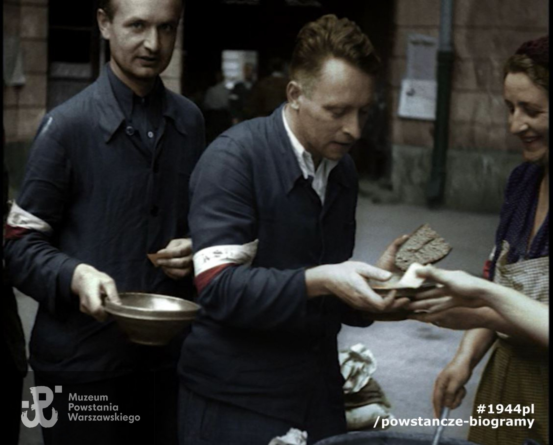 Ujęcie wykonane w stołówce powstańczej przy ul. Szpitalnej 8. Por.  Józef Marian Sosnowski, ps. Brzeziński - pierwszy z lewej strony, przed nim  Tadeusz Mikulski „Krasicki” (trzymający w ręku chleb i odbierający porcję zupy). Z prawej Józefa Główczewska „Ziuta”.  Zdjęcie filmowe z okresu Powstania. Ze zbiorów Muzeum Powstania Warszawskiego