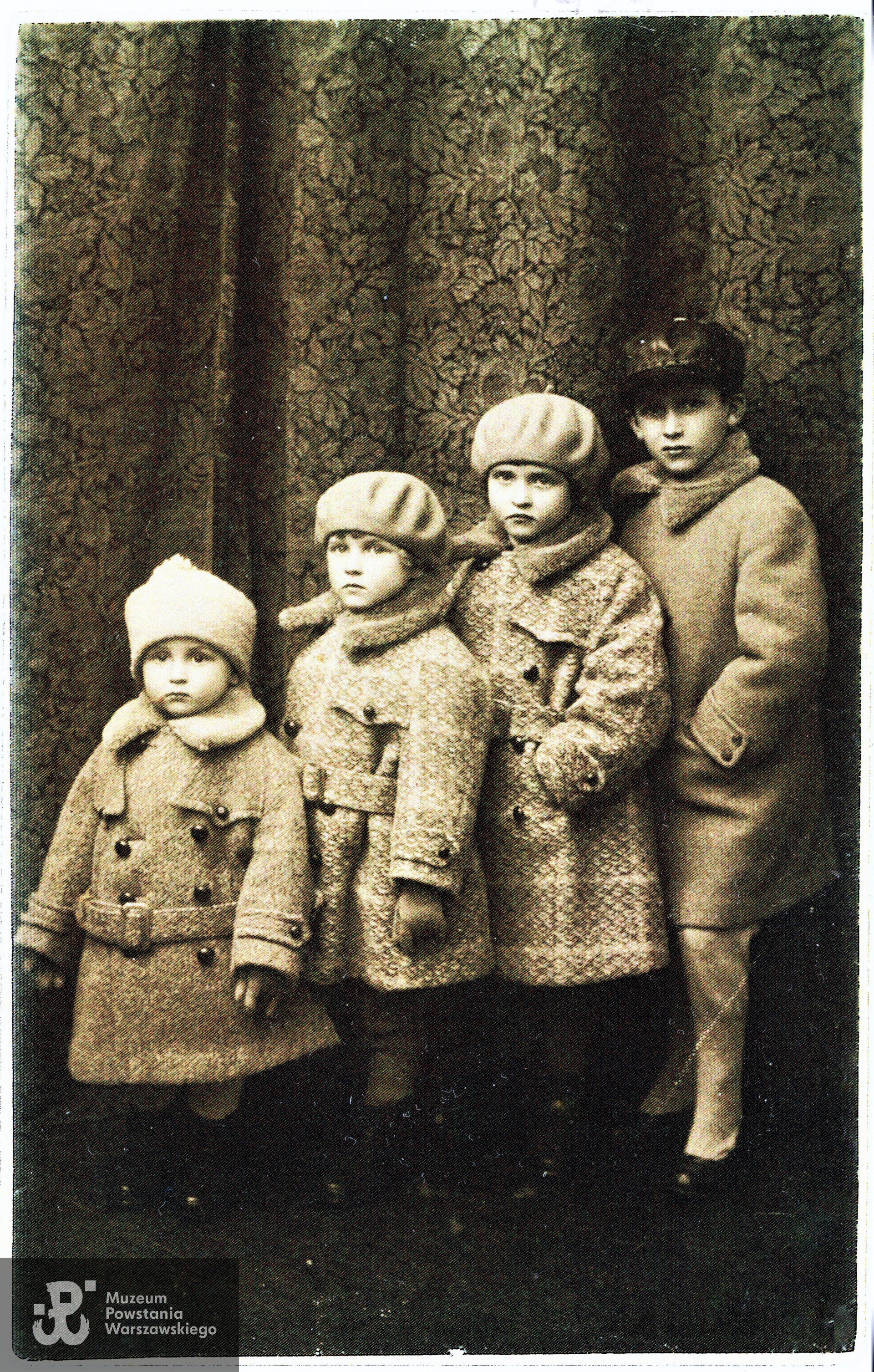Rodzeństwo Sobieckich, 1929 rok. Od lewej: Henryk (ur. 1926),  Irena (ur. 1925), Izabela i najstarszy  Jan (ur.1920). Henryk Sobiecki "Adolf" walczył w zgrupowaniu "Chrobry II" (II batalion "Lecha Grzybowskiego" - 5. kompania). Irena była sanitariuszką w  batalionie „Bończa”. Jan Sobiecki "Sobek" był  żołnierzem kompanii B-3 w batalionie “Bałtyk”. Poległ na Mokotowie w wieku 24 lat. 22-letnia Izabela, będąca w 9-tym miesiącu ciąży zginęła na Woli jako cywil, zamordowana przez Niemców w egzekucji. Fot. ze zbiorów rodzinnych, udostępniła p. Ewa Mickiewicz z domu Gadzińska
