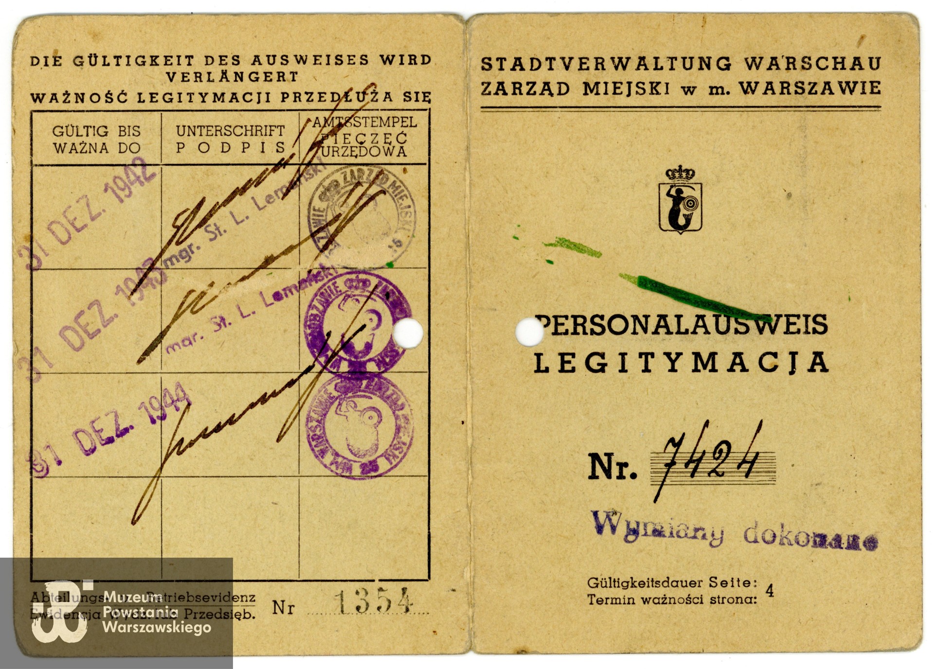 Należący do Michaliny Szelągowskiej Personalausweis - legitymacja ze zdjęciem potwierdzająca zatrudnienie Michaliny Szelągowskiej w charakterze pielęgniarki Szpitala św. Łazarza w Warszawie. Ze zbiorów Muzeum Powstania Warszawskiego.