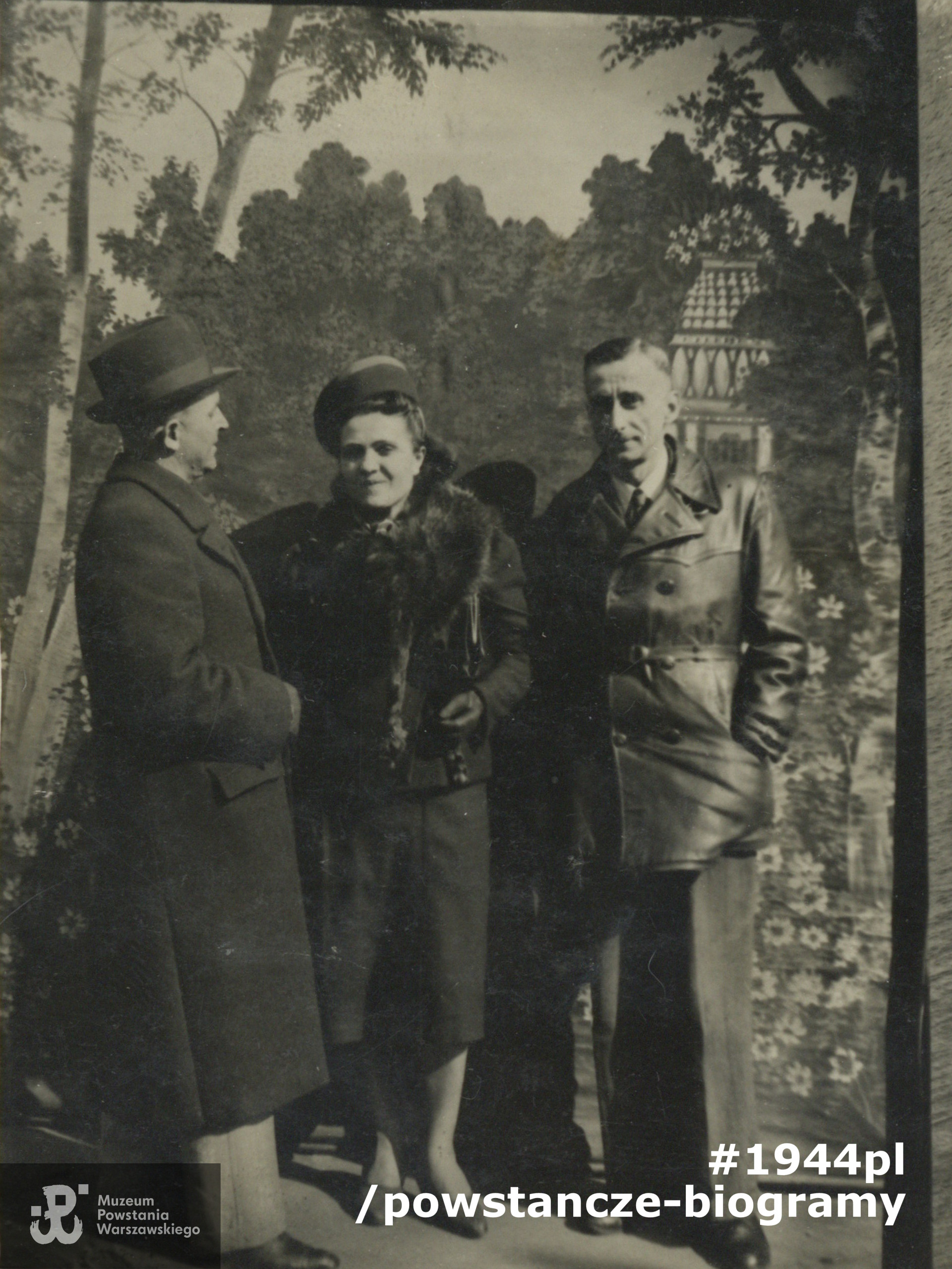 Antoni Ogulewicz - pierwszy po prawej, pozostałe osoby nieznane. Zdjęcie wykonane w studiu fotograficznym, 1942 rok. Fot. ze zbiorów rodzinnych udostępniona przez p. Ryszarda Pijarczyka.