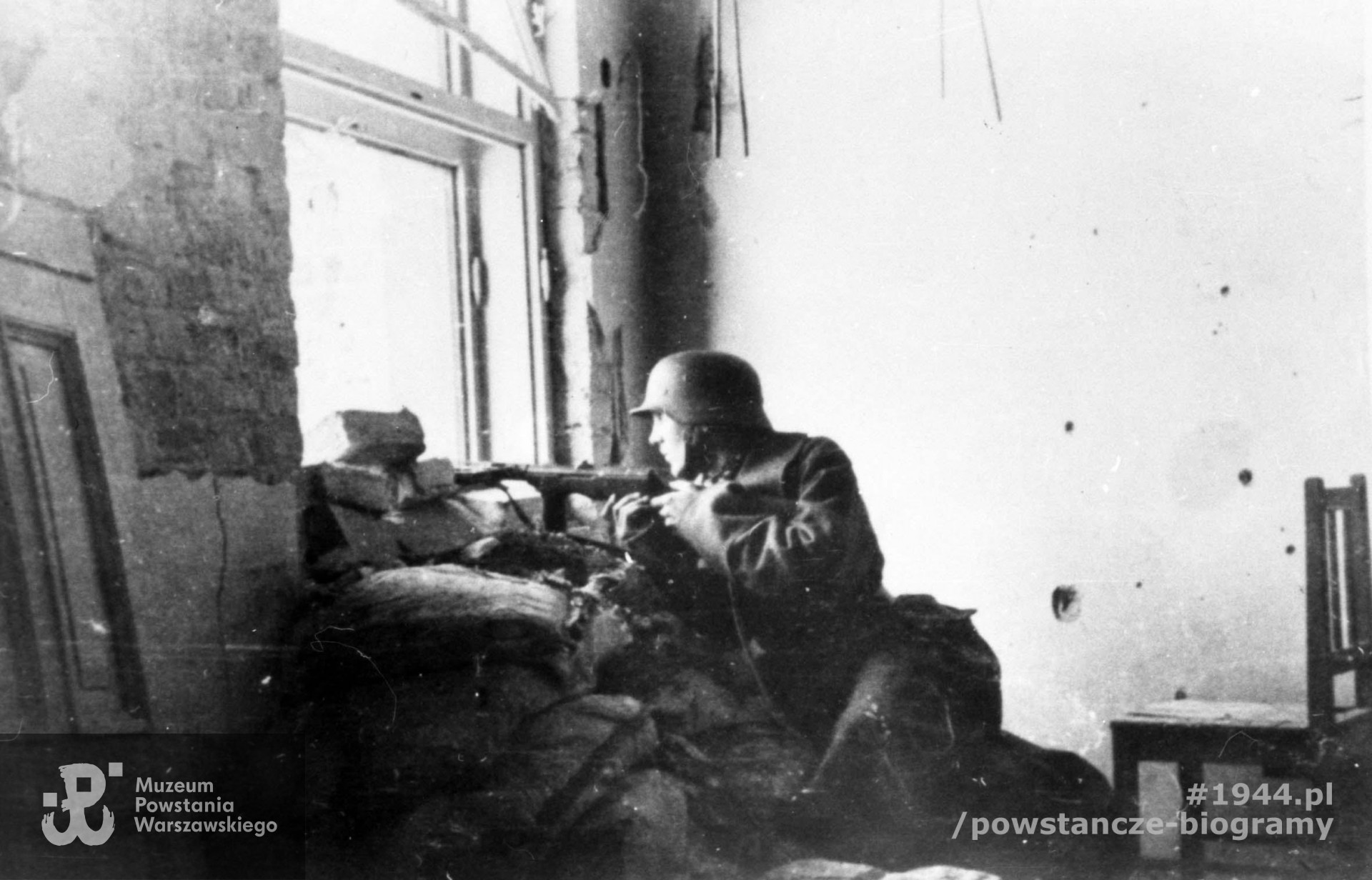  Fotografia z Powstania Warszawskiego, wrzesień 1944 r. Plut. pchor. Jan Podhorski "Zygzak" na stanowisku ogniowym w budynku przy ul. Wiejskiej 11 naprzeciwko sejmu. Fot. ze zbiorów Muzeum Powstania Warszawskiego, sygn. MPW-IN/3530