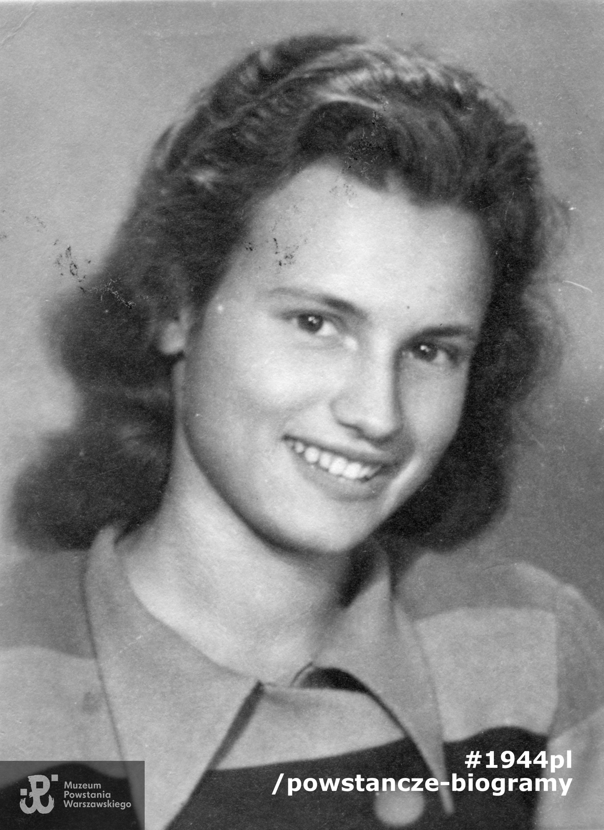 Elżbieta Lidia Wiadrowska - Derkacz "Oleńka". Fotografia portretowa ze zbiorów Muzeum Powstania Warszawskiego, sygn. MPW-IP/5799