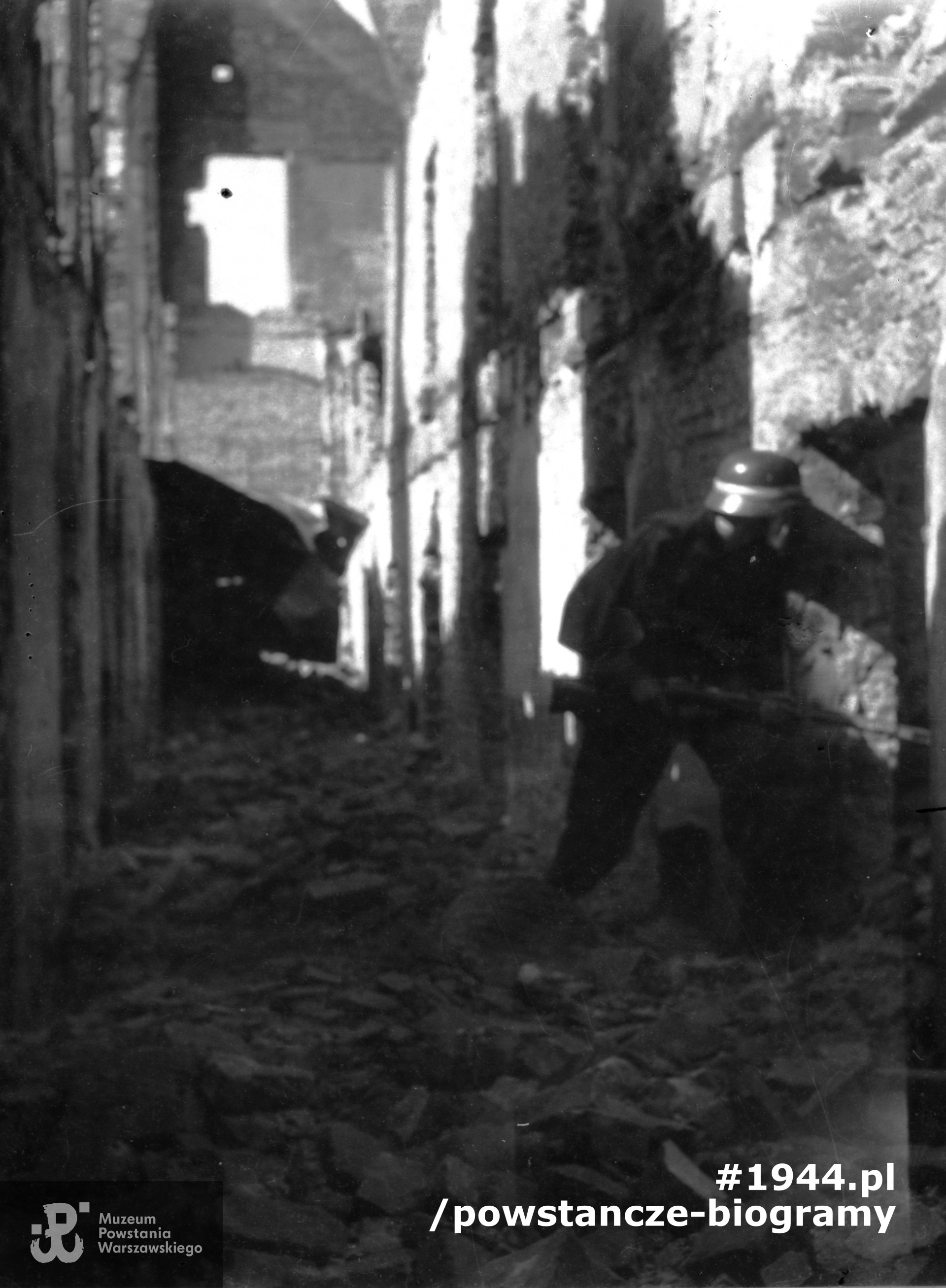 Fotografia z Powstania Warszawskiego autorstwa Kazimierza Radwańskiego ps. „Kazik”, żołnierza I plutonu  1. kompanii "Grażyna". Zdjęcie wykonano między 25 a 29.08.1944 na korytarzu gimnazjum Stanisława Kostki przy  ul. Traugutta 3. Widoczny Edward Niciewicz "Orzeł" - kompania "Grażyna" batalion "Harnaś". Fot. ze zbiorów Muzeum Powstania Warszawskiego, sygn.  MPW-IN/4665