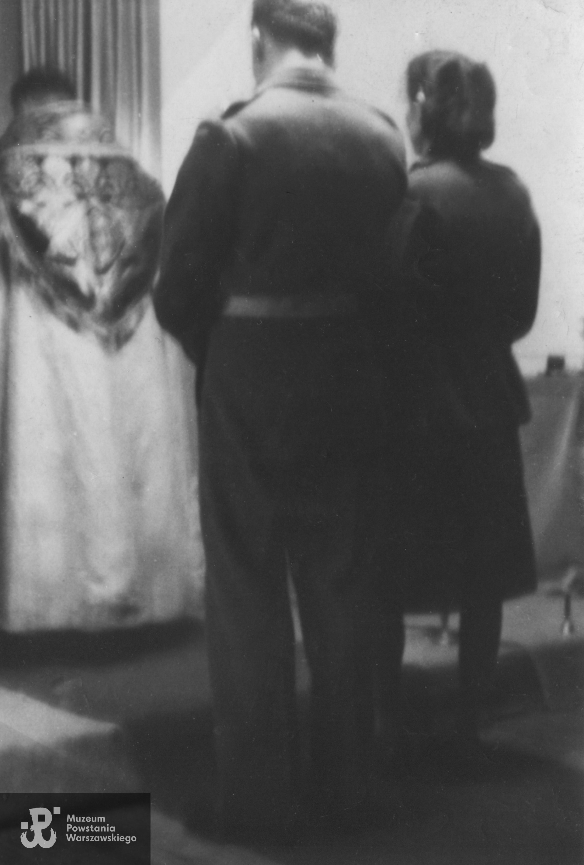 6.10.1945 rok - ślub Marii Zapart i Jana Dembka w kaplicy obozowej w Oberlangen. Fot. z archiwum rodzinnego p. Marii Elżbiety Dembek z d. Zapart, udostępnił syn, p. Roman Dembek