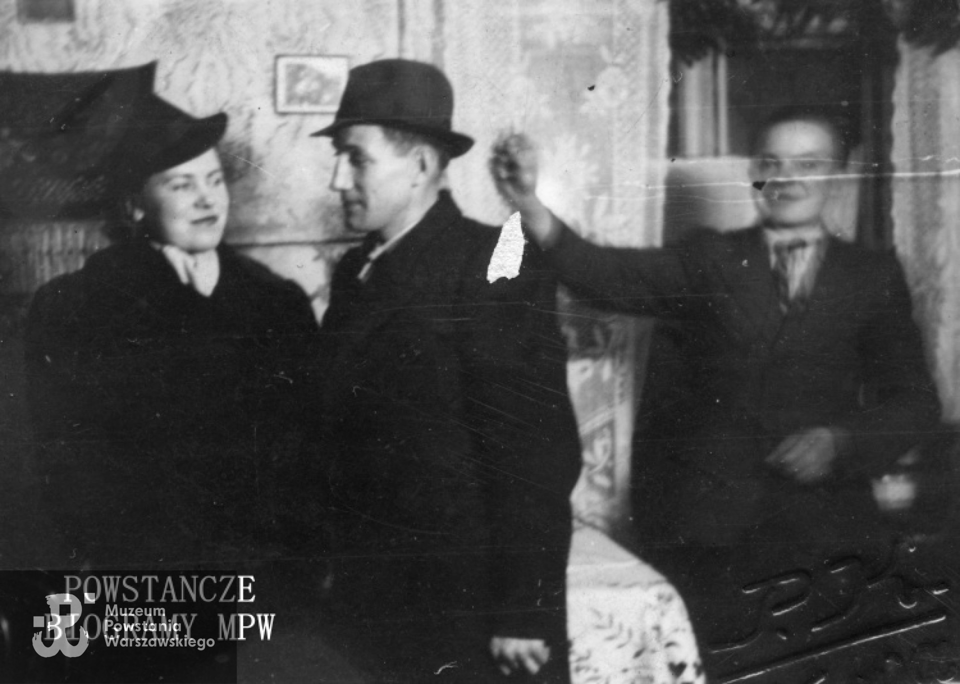 Halina Kodorska - Zacharska i Edmund Kodorski (z prawej). Okres okupacji. Fot. z archiwum rodzinnego Bożeny Jóźwiak / MPW