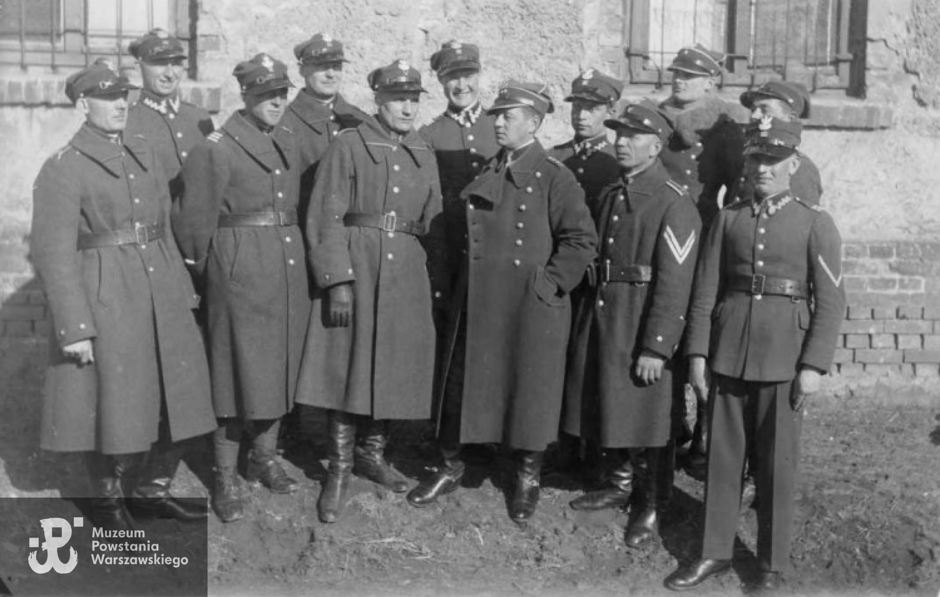 kpt. Józef Ptaszyński (w rozpiętym płaszczu) z grupą żołnierzy - zdjęcie przedwojenne.