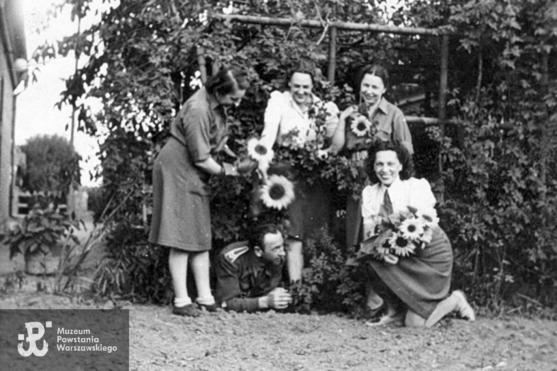 Stalag Sandbostel  - po prawej, na dole, Eleonora Braulińska - klęczy.