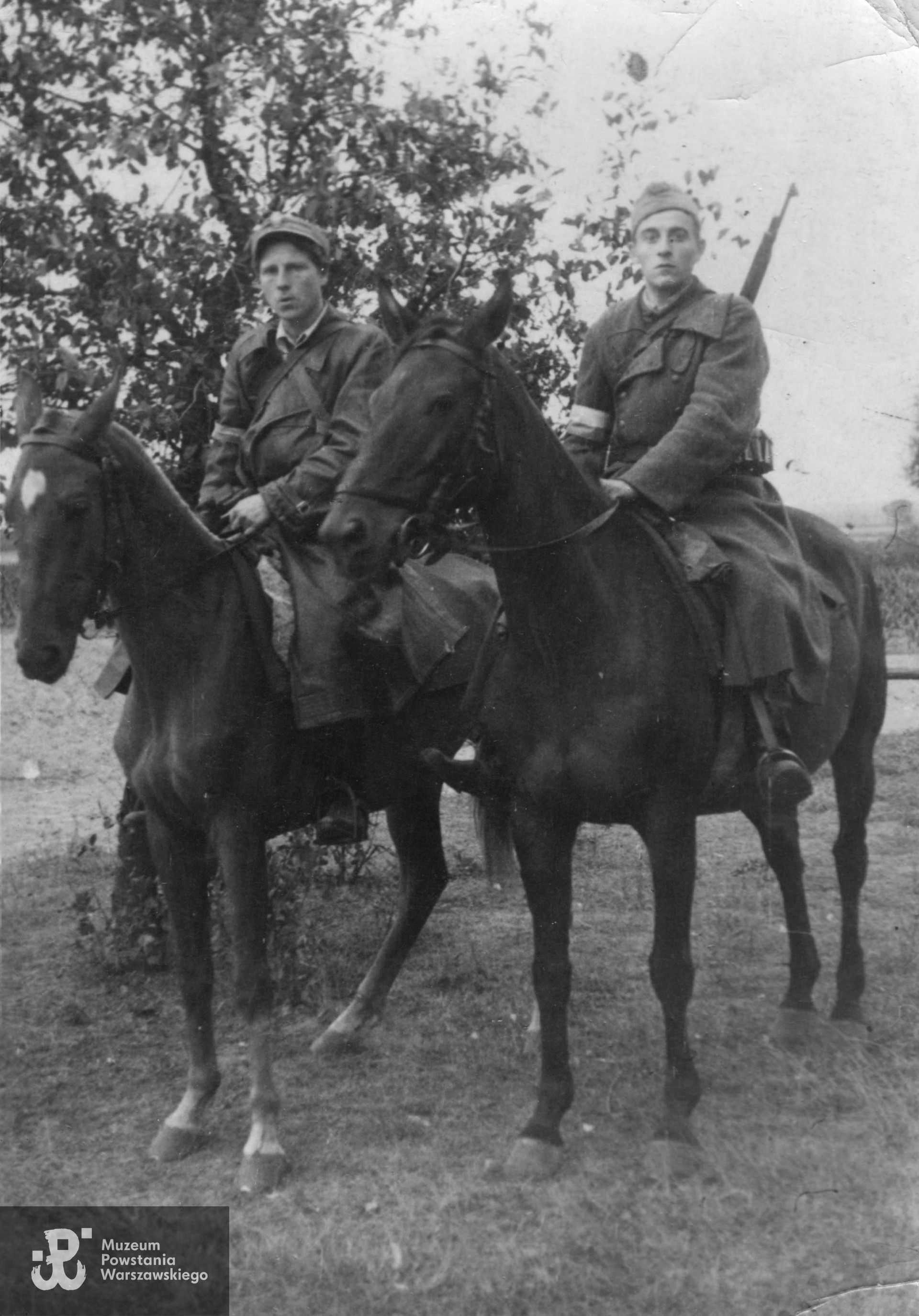 Wiesław Baranowski (z lewej) w okresie partyzanckim dosiadający ukochanej klaczy Baśka. Na cześć tej klaczy imię Barbara otrzymała jego córka, urodzona po wojnie.  Fot. ze zbiorów rodzinnych, skan udostępnił p. Sebastian Baranowski, wnuk Powstańca [19]