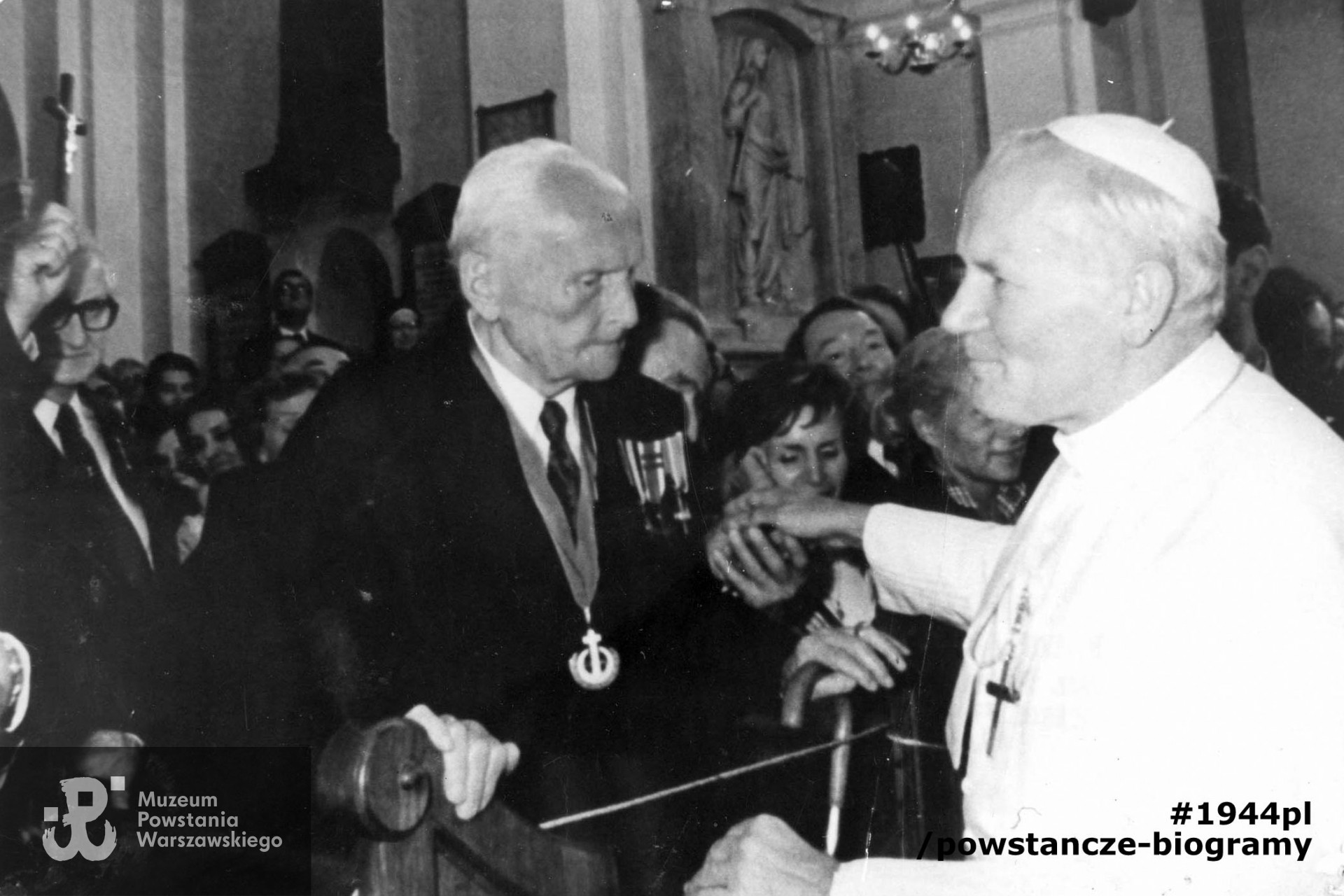 Rtm. Henryk Roycewicz "Leliwa" podczas audiencji u papieża Jana Pawła II, lata 80-te XX w. Fot. ze zbiorów Muzeum Powstania Warszawskiego, sygn. MPW-IP/3559