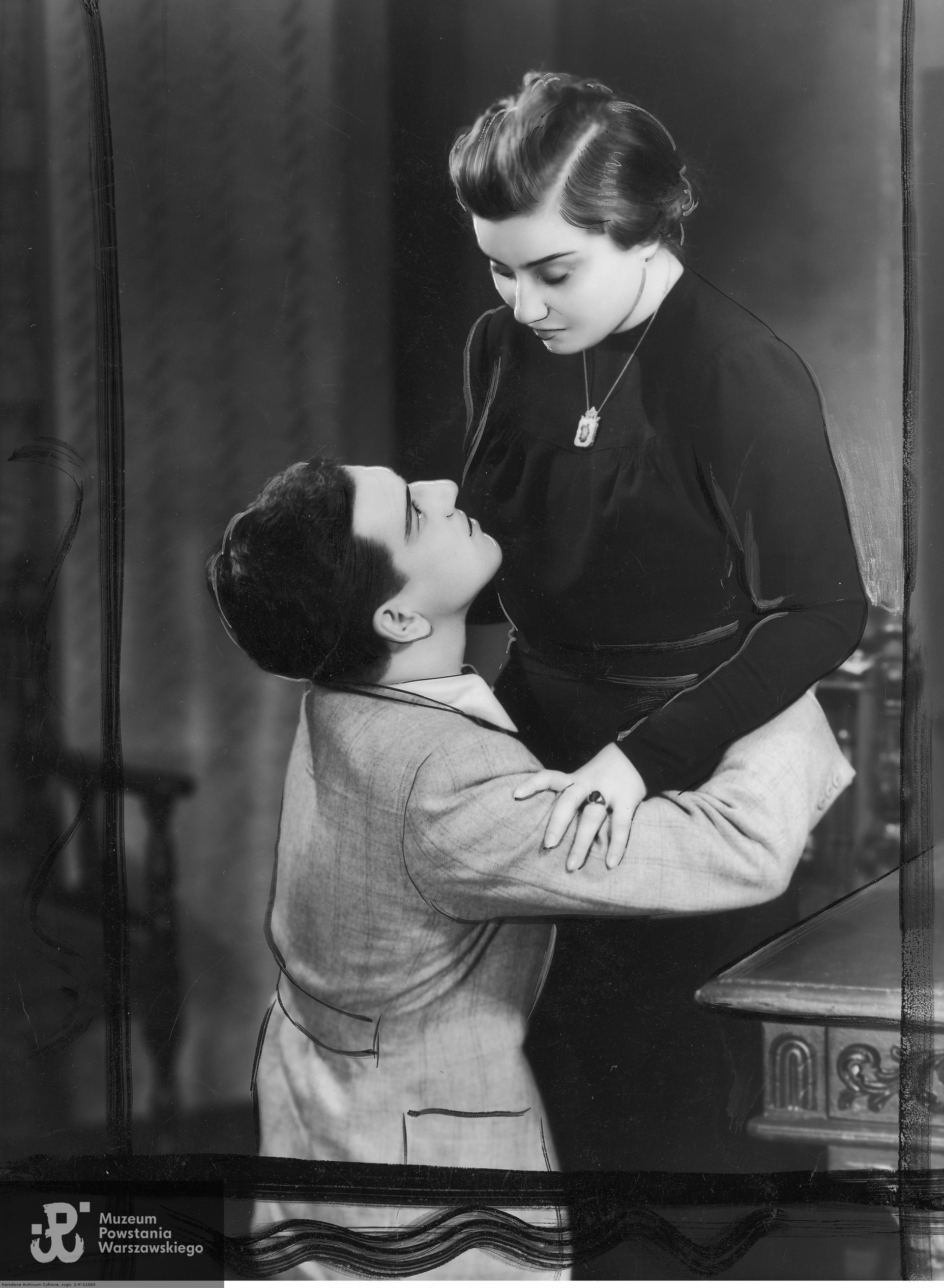 1938 rok -  Przedstawienie "Szaleństwo" w Teatrze Narodowym w Warszawie.  Irena Eichlerówna w roli Elżbiety oraz Mieczysław Milecki jako Marek w jednej ze scen przedstawienia. Fot. ze zbiorów Narodowego Archiwum Cyfrowego - Koncern Ilustrowany Kurier Codzienny - Archiwum Ilustracji [www.audiovis.nac.gov.pl]