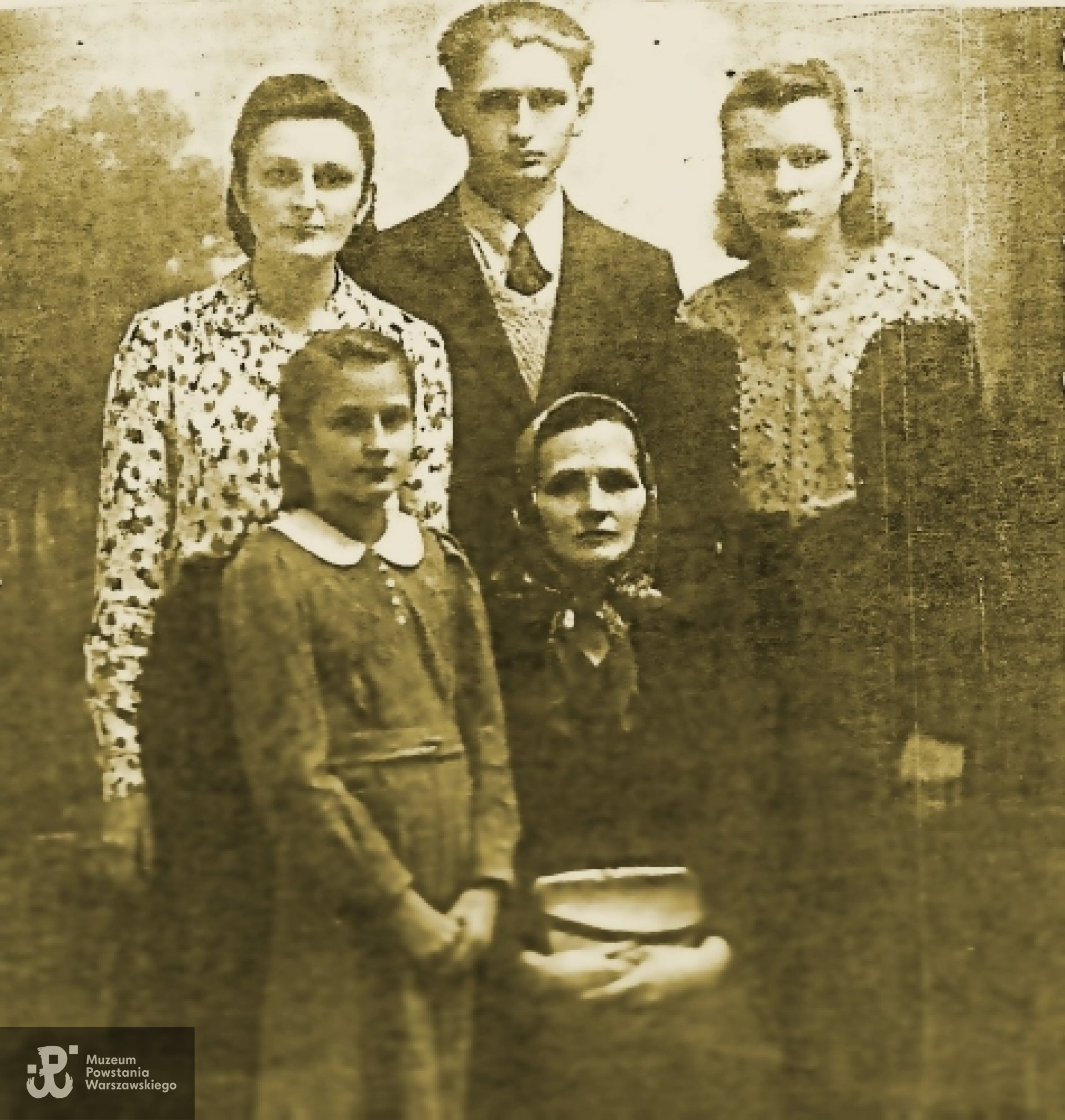 Franciszek Rejowski - na zdjęciu po środku, stojący. Fotografia  ze zbiorów Marty Żaczek