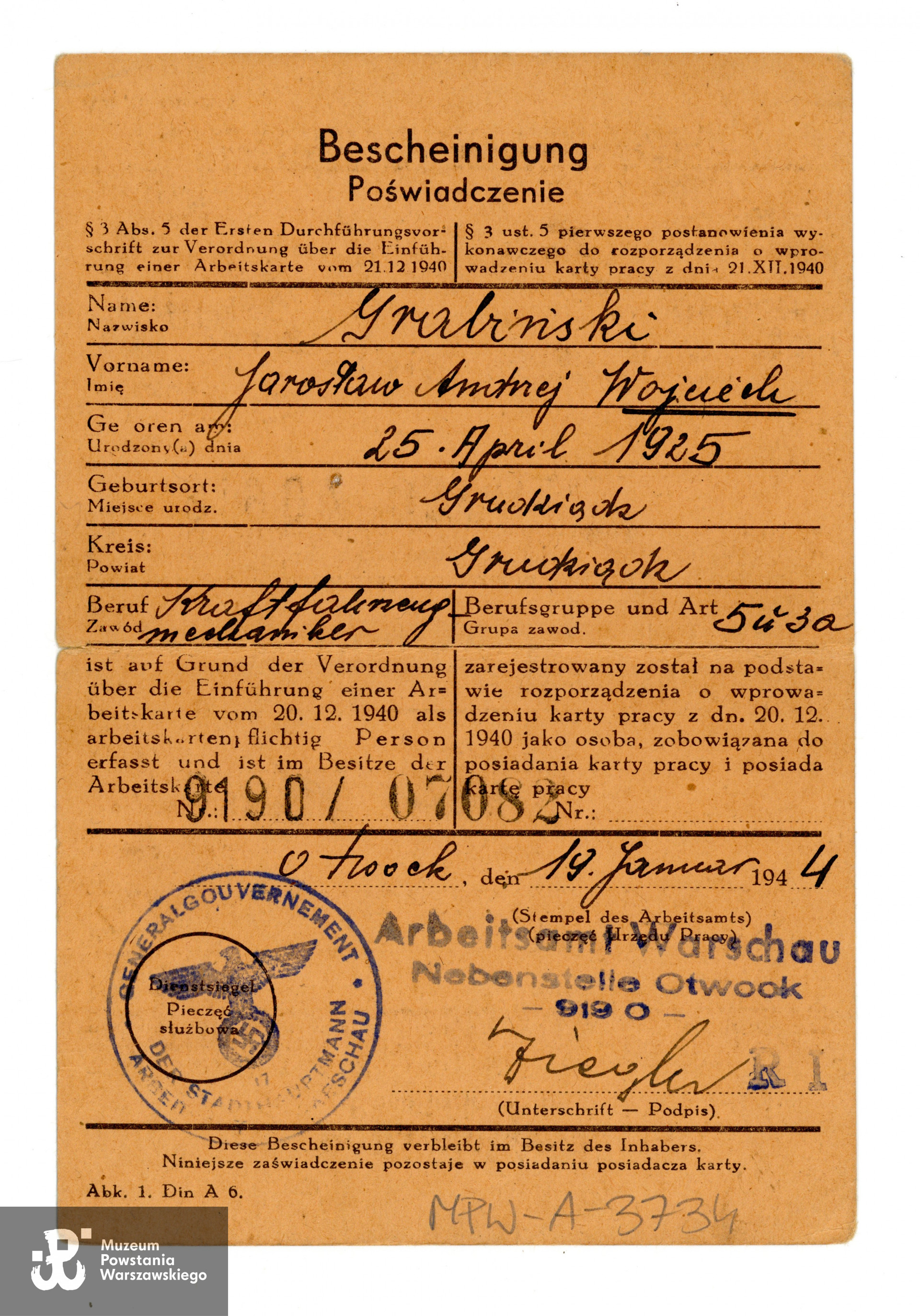 Poświadczenie  o zarejestrowaniu do karty pracy nr 9190/07082 wystawione przez Urząd Pracy w Warszawie (filia w Otwocku) w dn. 19.01.1944 r. na nazwisko   Jarosław Grabiński . Zbiory Muzeum Powstania Warszawskiego, sygn. MPW-A-3734