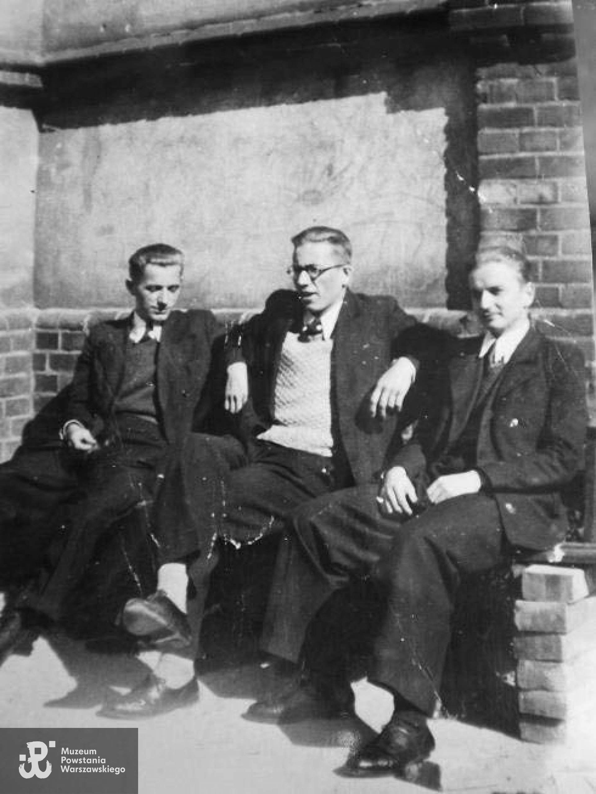 Zdjęcie z lat okupacji, od lewej siedzą: "Stasiek" (Stanisław Krawczyk), "Kuba" (Konrad Okolski) i "Henryk" (Henryk Kowal).