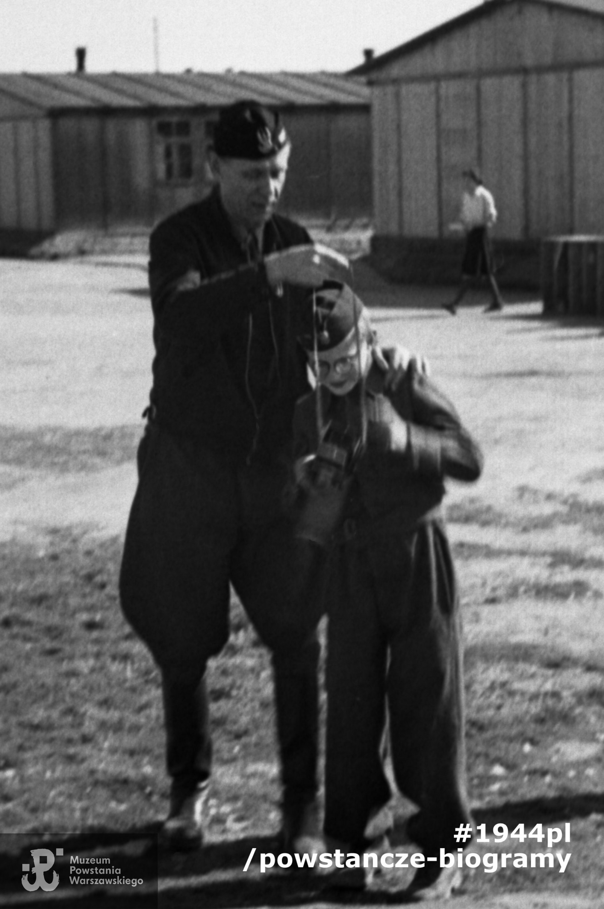 Powiększony fragment fotografii poprzedniej o sygn. MPW-IN/3850. Sławomir z ojcem w obozie jenieckim w Zeithain. 