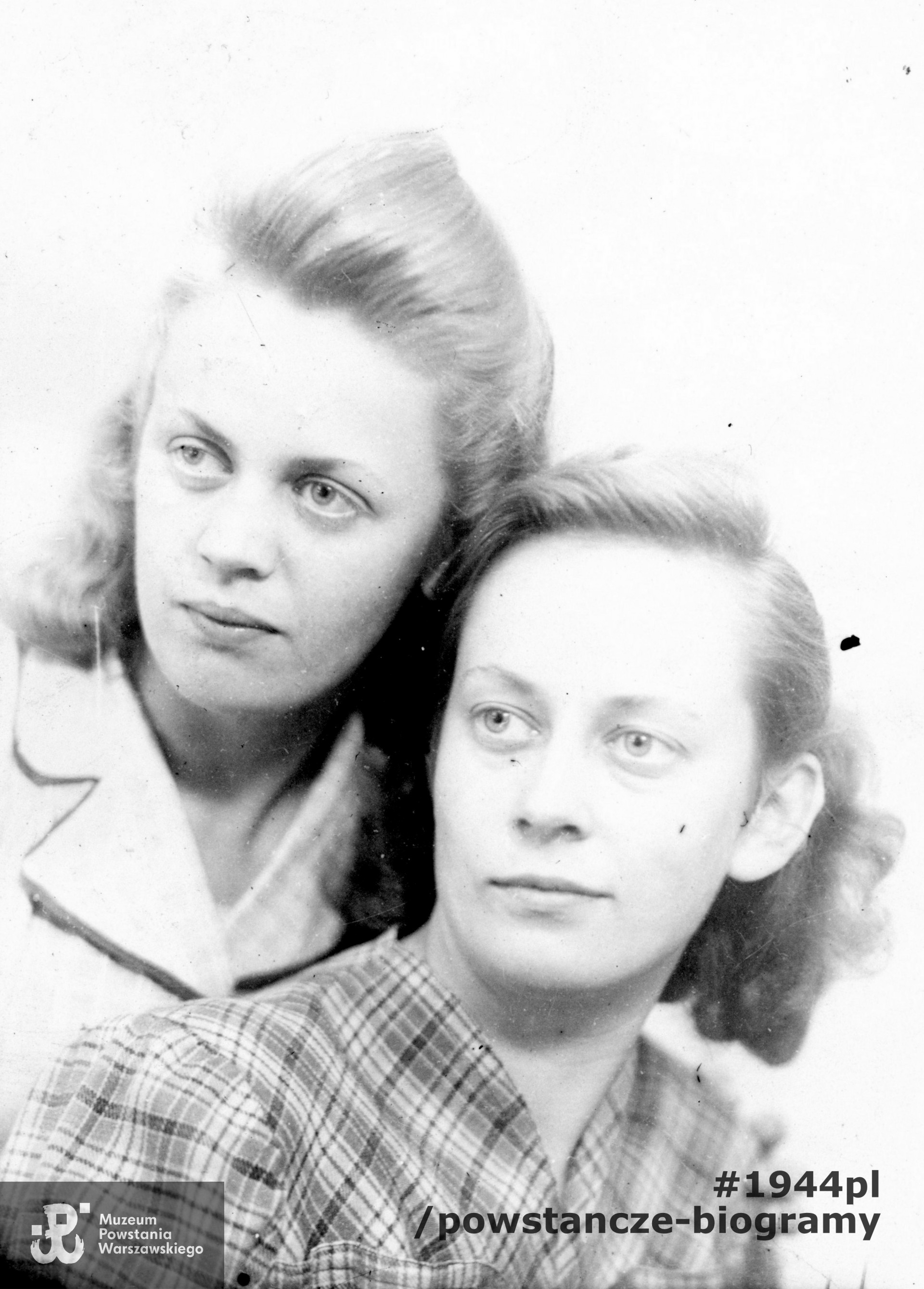 Barbara Pietrzak (po prawej) z siostrą Wandą. Fotografia wykonana w latach okupacji. Fot. ze zbiorów prywatnych p. Barbary Wojtanowicz-Włodymirskiej  ps. Ela 