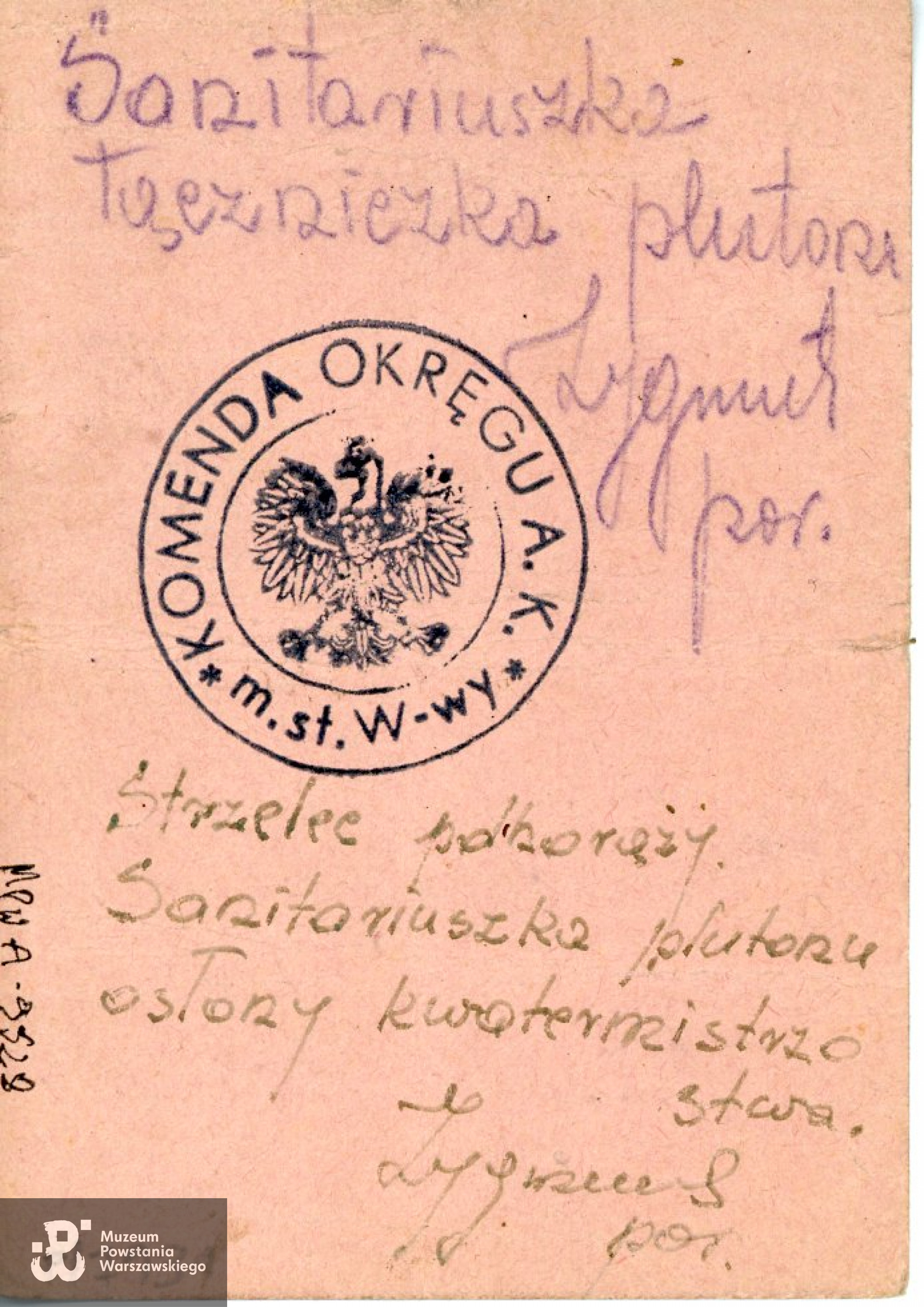 Rewers legitymacji z podanym przydziałem służbowym Walerii Pęksy (Krzyżanowskiej). Na górze dokumentu widoczny podpis por. Zygmunta Kraski (w Powstaniu jako Janusz Krzyżanowski) ps. Zygmunt (męża Walerii). Zbiory Muzeum Powstania Warszawskiego.