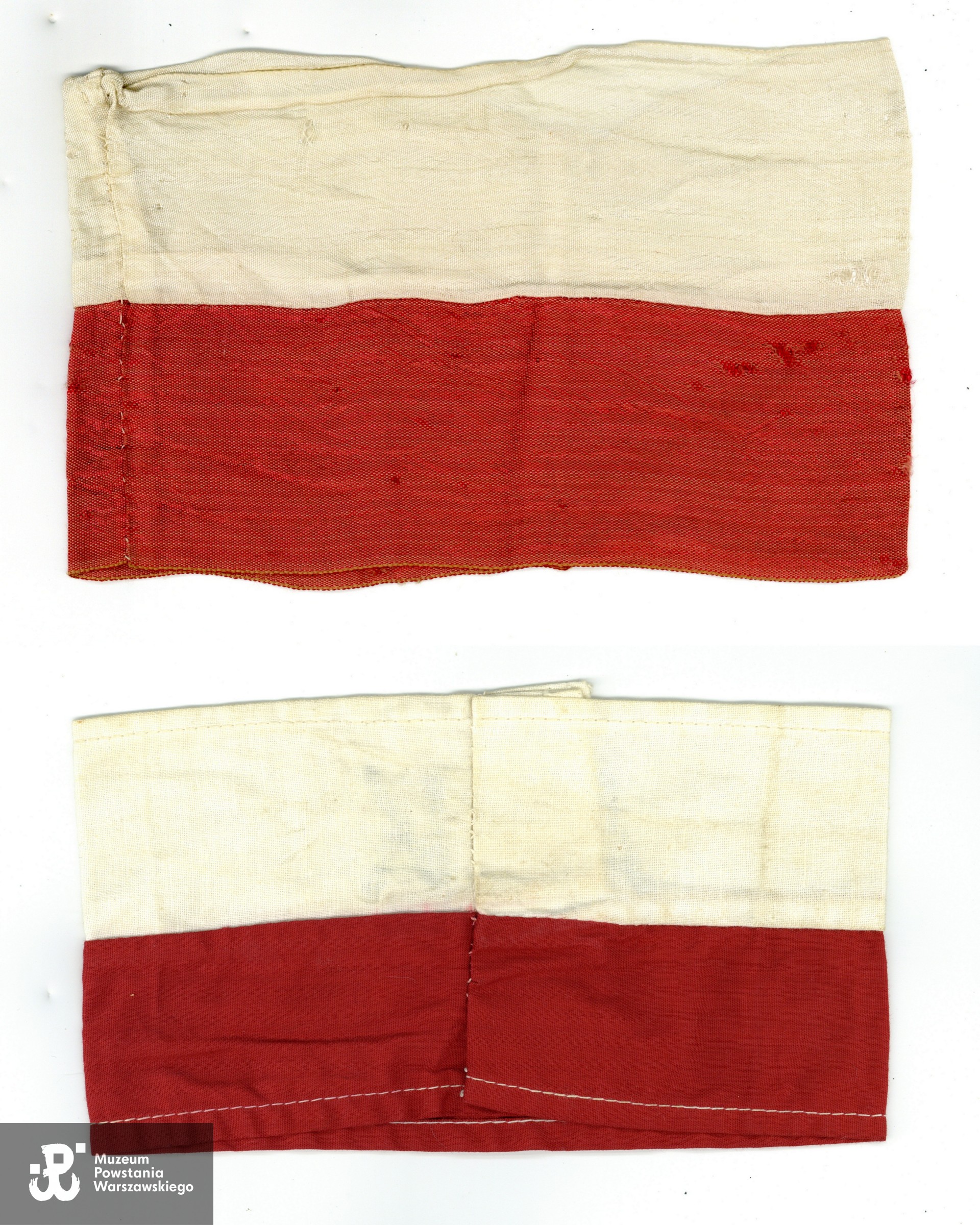 Biało-czerwone opaski pochodzące ze spuścizny po Jadwidze Zbyszyńskiej-Grzybowskiej z d. Kuk. Ze zbiorów Muzeum Powstania Warszawskiego, sygn. P/9982
