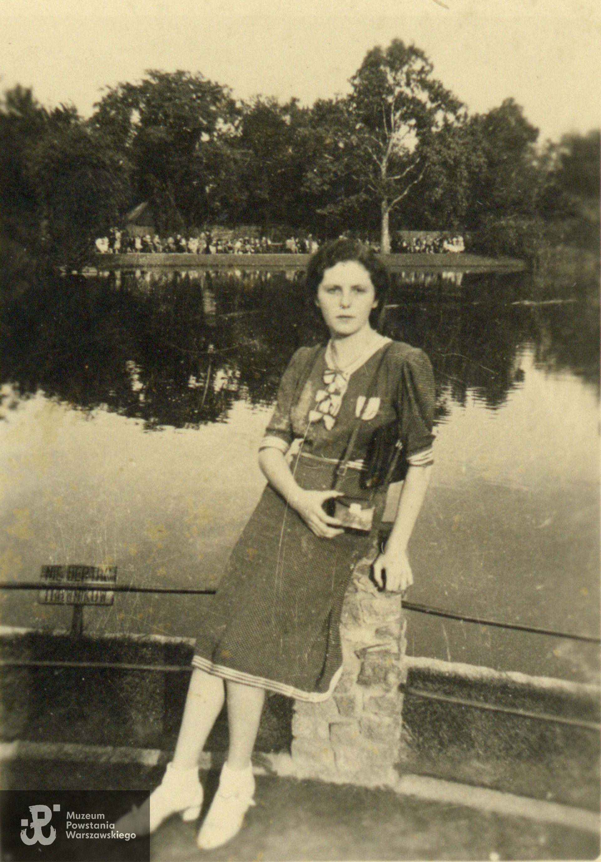 Irena Orłowska, prawdopodobnie na tarasie nad wodą w Parku Ujazdowskim. Fotografia pochodząca ze spuścizny po Irenie Orłowskiej „Werze", ze zbiorów rodzinnych p. Krzysztofa Kasprzyka. Skan wykonano w Muzeum Powstania Warszawskiego w grudniu 2023.